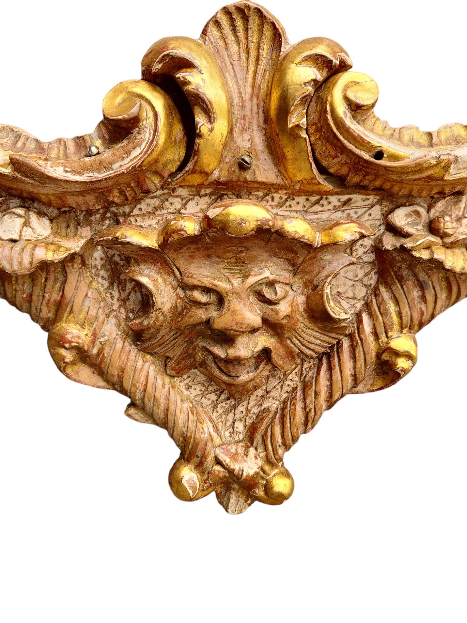 Sculpté à la main Miroir italien en bois doré du 18e siècle  en vente