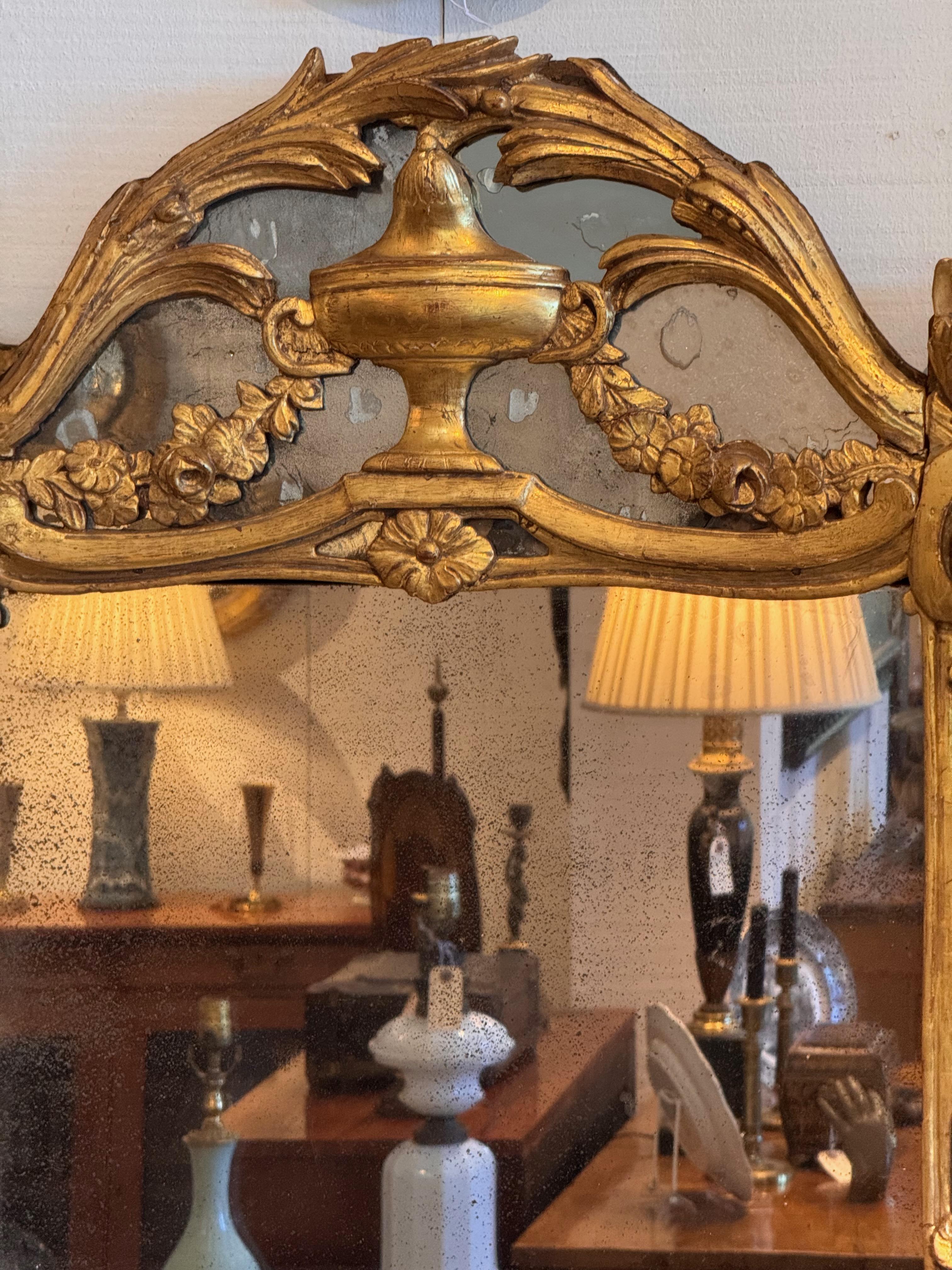 XVIIIe siècle et antérieur Miroir italien en bois doré du 18e siècle en vente