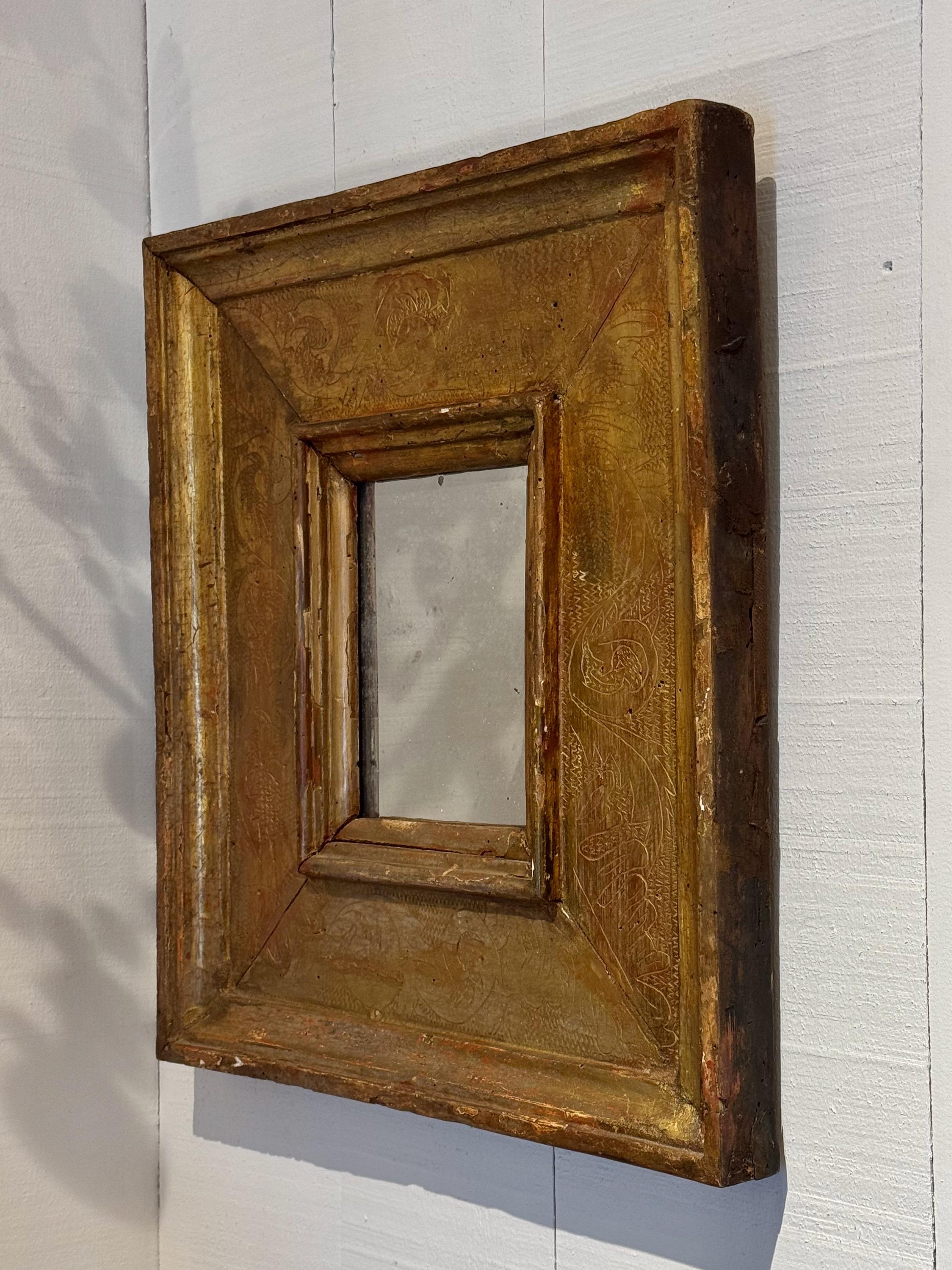 Espejo italiano de madera dorada del siglo XVIII siglo XVIII y antes en venta
