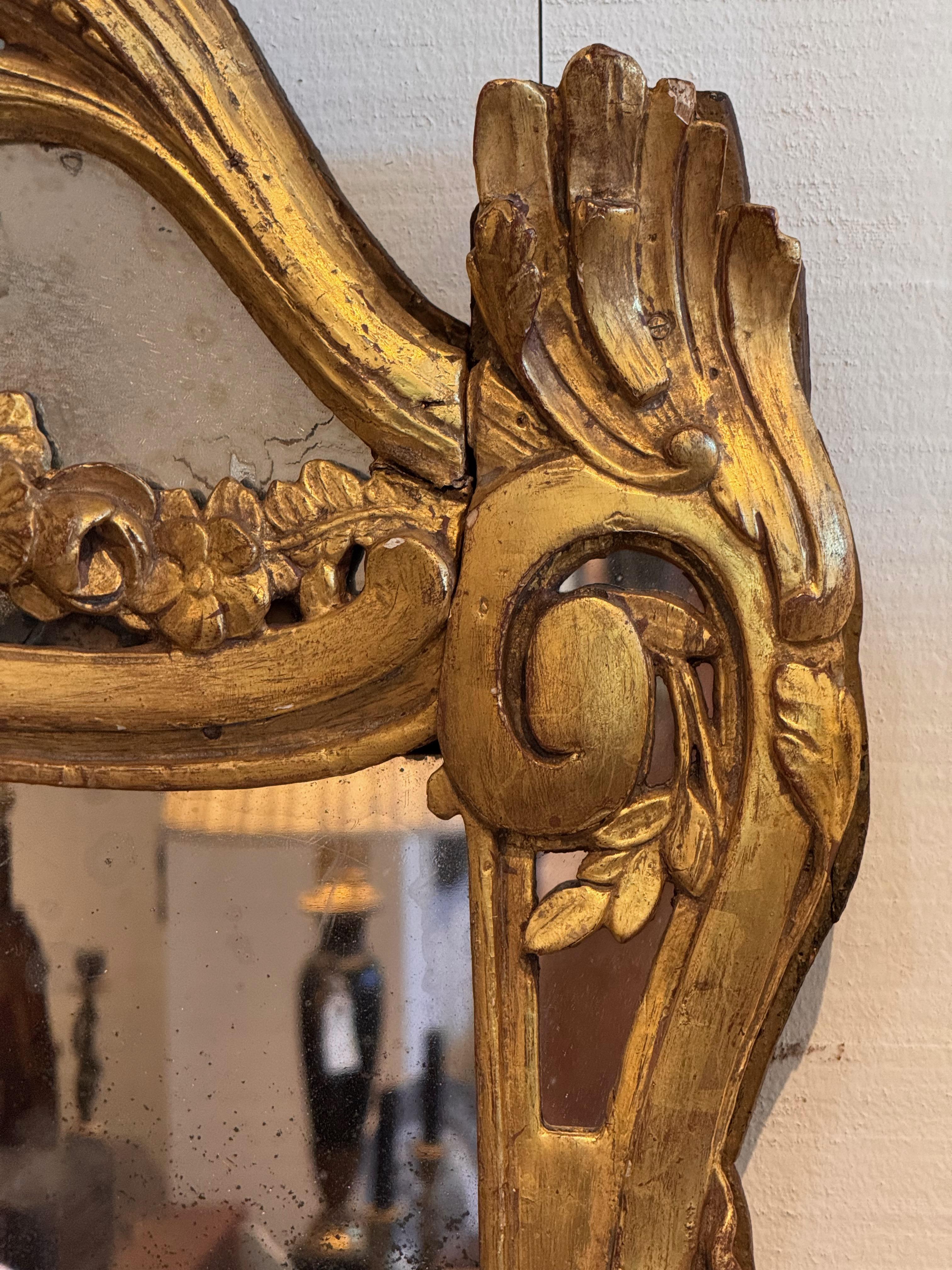 Miroir italien en bois doré du 18e siècle en vente 2