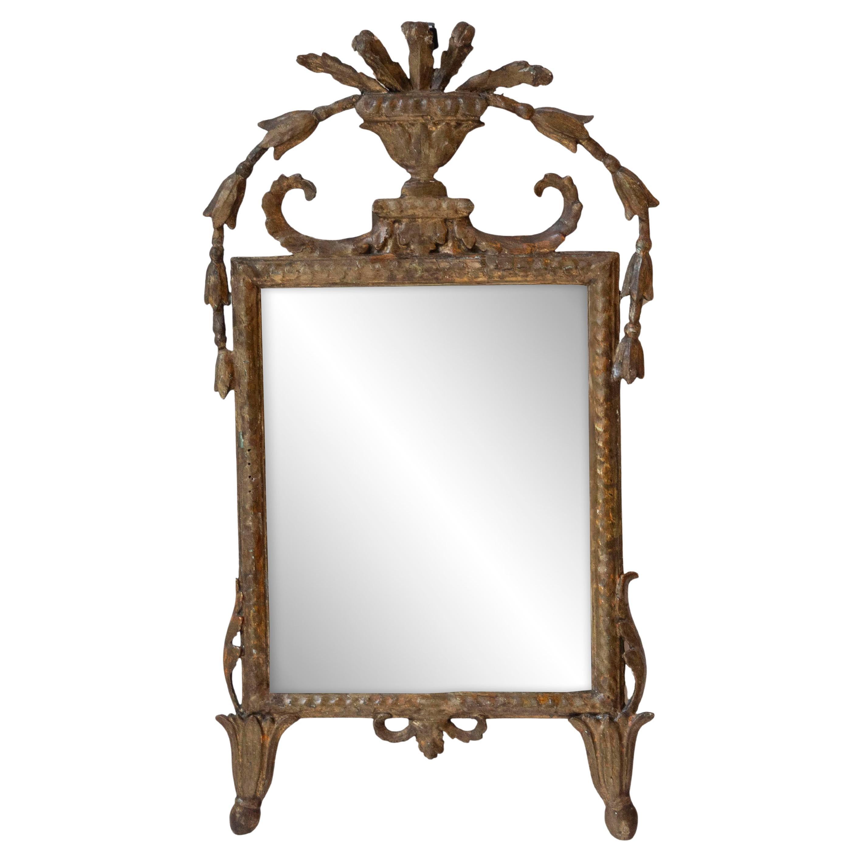 Espejo italiano del siglo XVIII de madera dorada con cresta clásica tallada