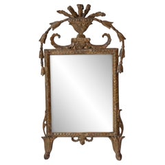 Espejo italiano del siglo XVIII de madera dorada con cresta clásica tallada