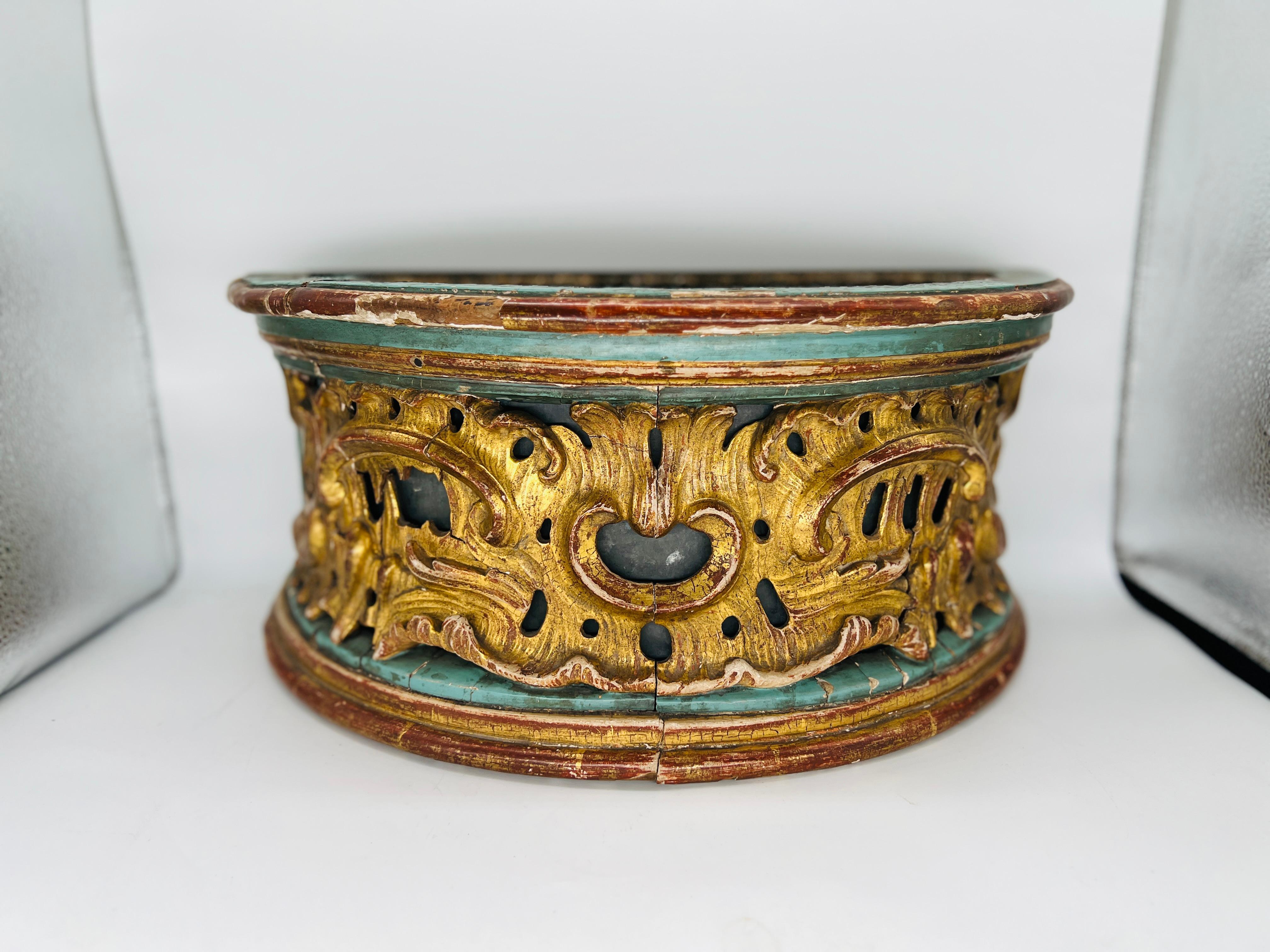 Italia, XVIII secolo.

Questa magnifica fioriera italiana del XVIII secolo è un esempio accattivante di artigianato barocco, caratterizzato da un elegante sfondo dipinto di blu francese che contrasta splendidamente con i sontuosi motivi in legno