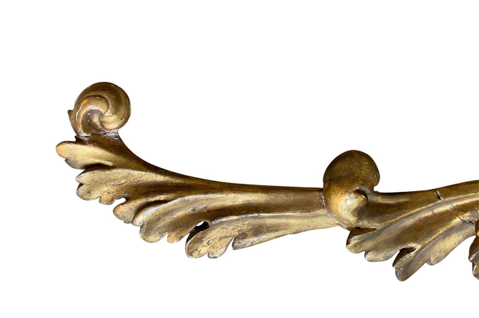 XVIIIe siècle Fronton en bois doré italien du 18ème siècle en vente