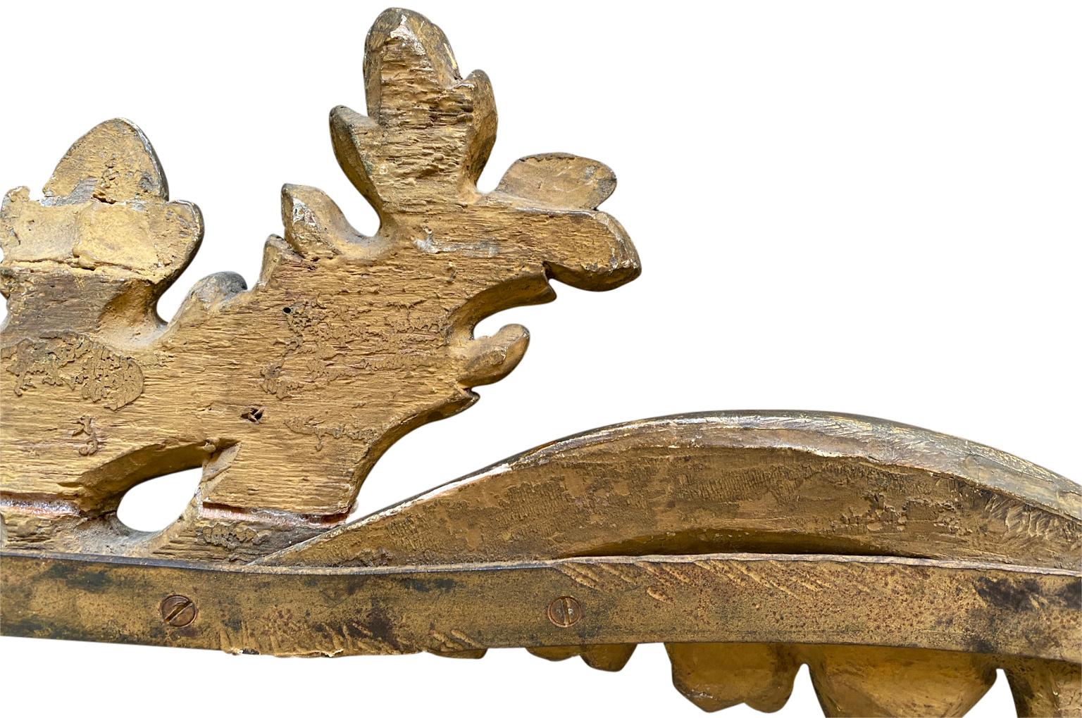 Italienischer Giltwood-Giebel aus dem 18. (Vergoldetes Holz) im Angebot