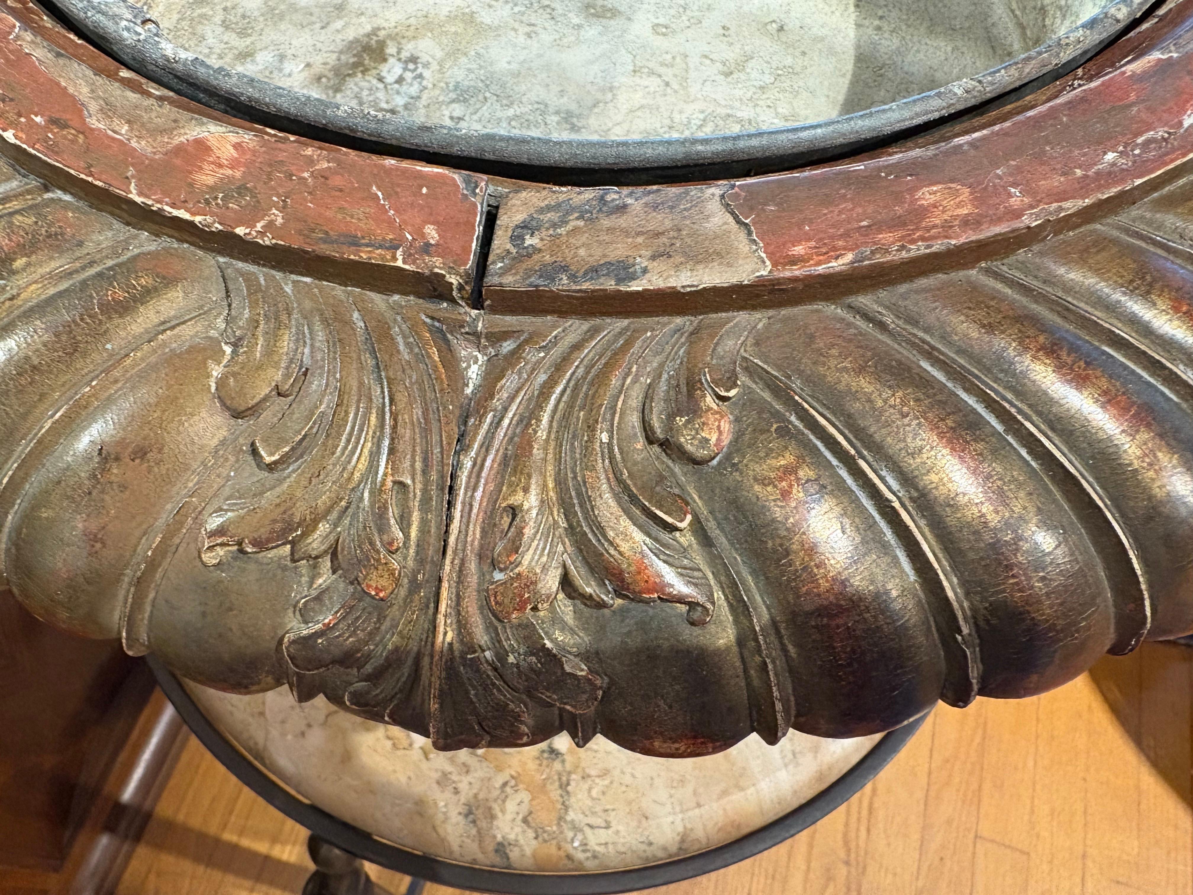 18th Century Italian Giltwood Urn in vendita 3