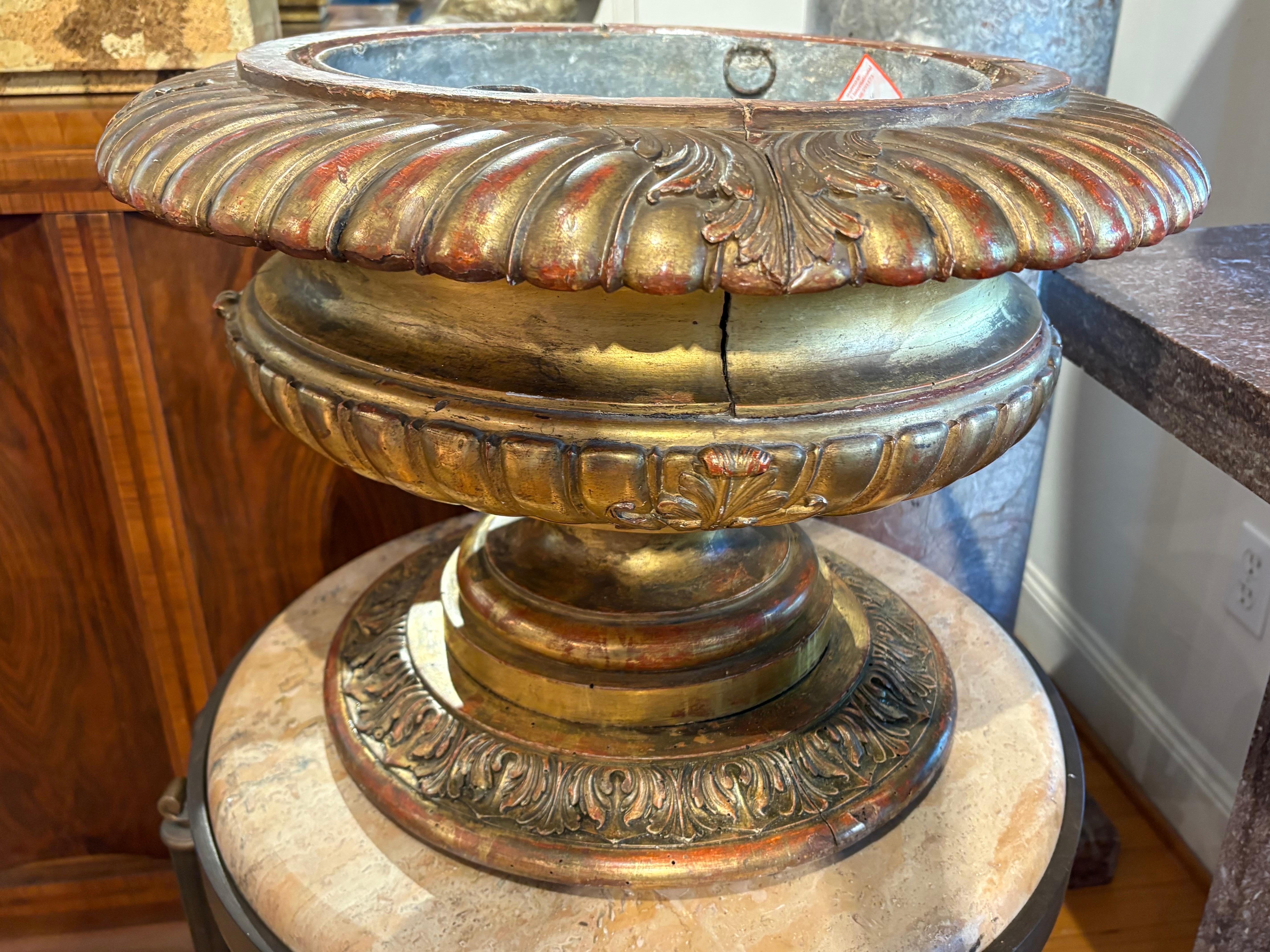 18th Century Italian Giltwood Urn in vendita 4