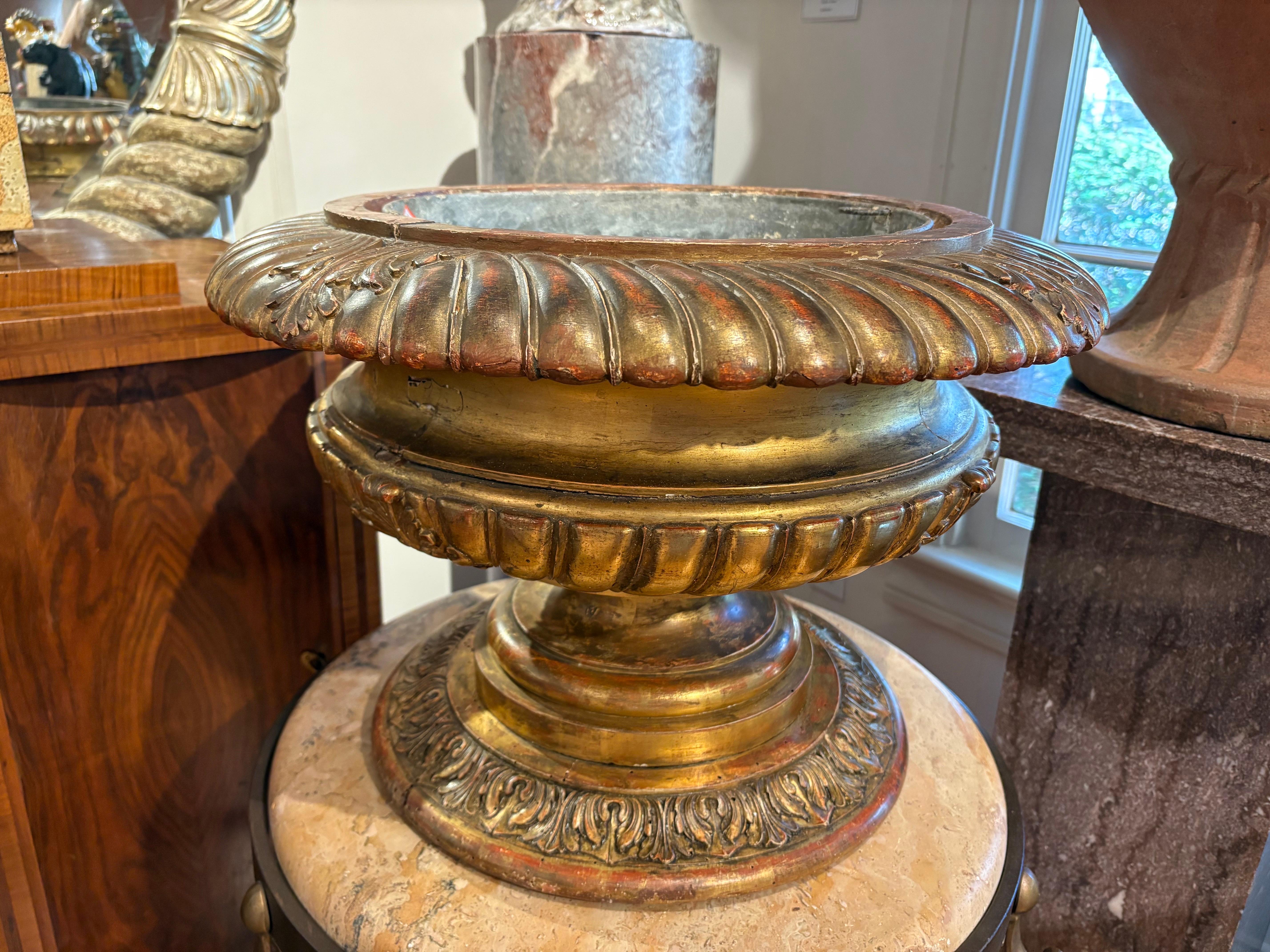 Luigi XVI 18th Century Italian Giltwood Urn in vendita