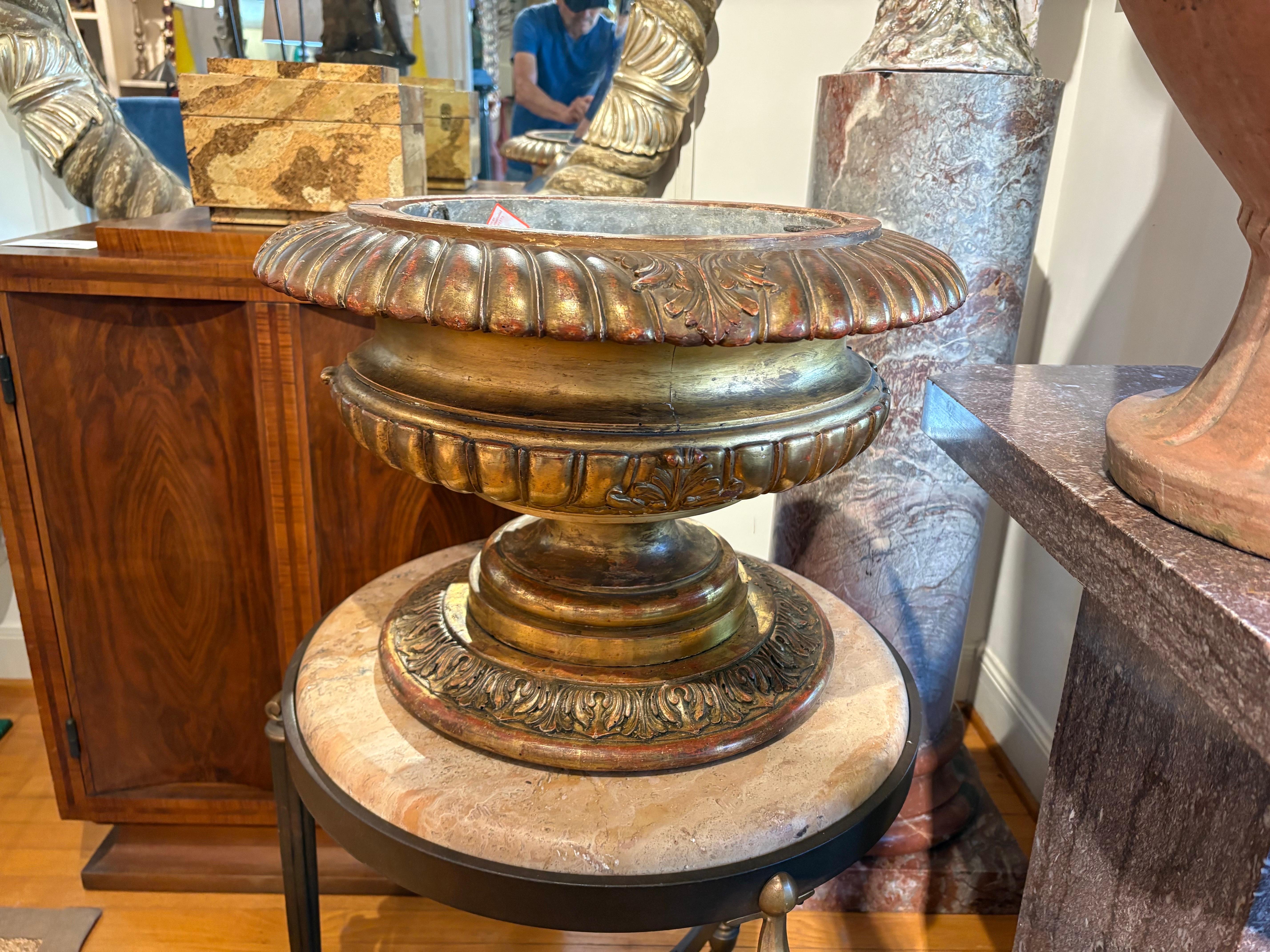 18th Century Italian Giltwood Urn In condizioni buone in vendita a Houston, TX