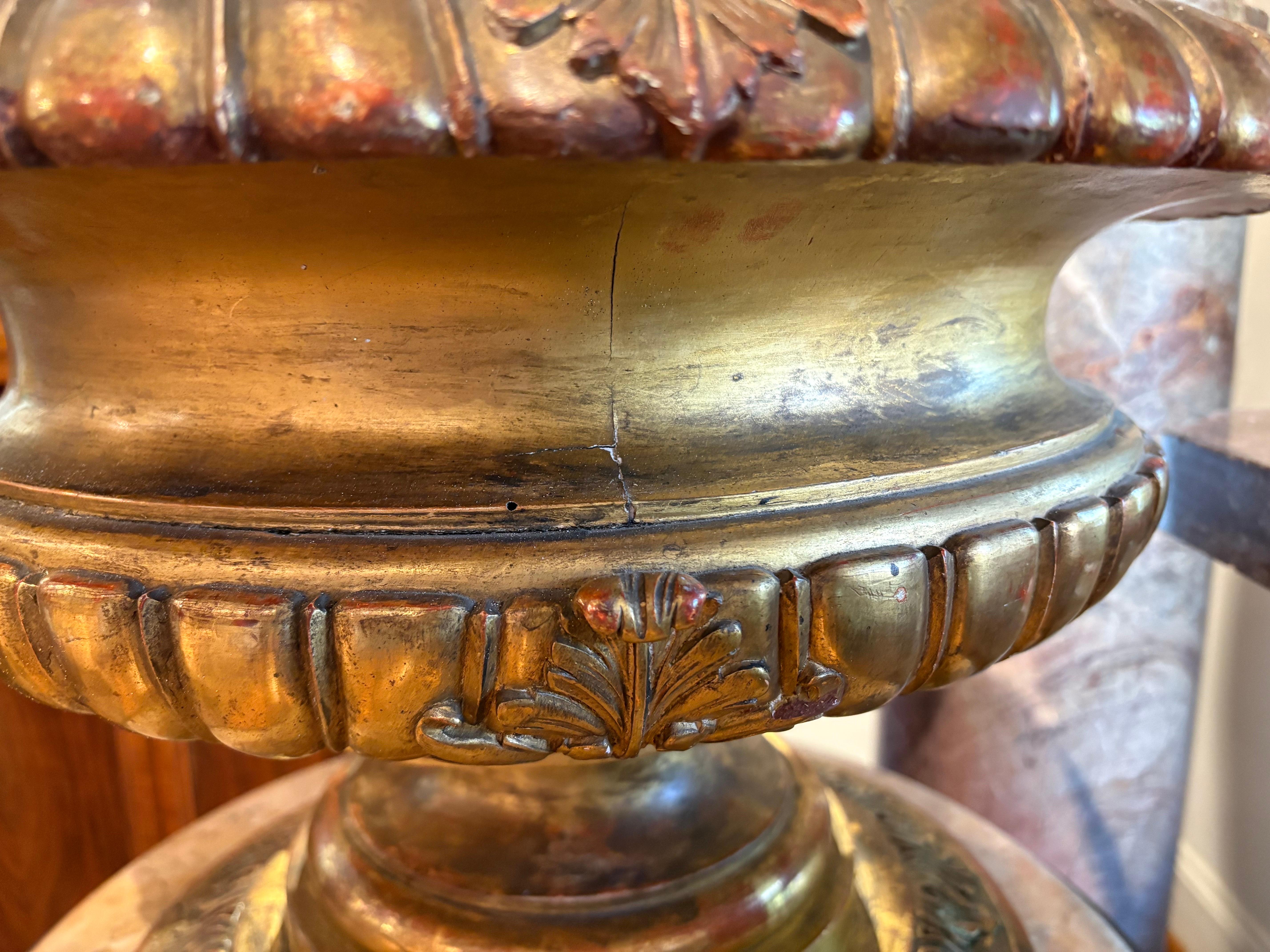 Metallo 18th Century Italian Giltwood Urn in vendita