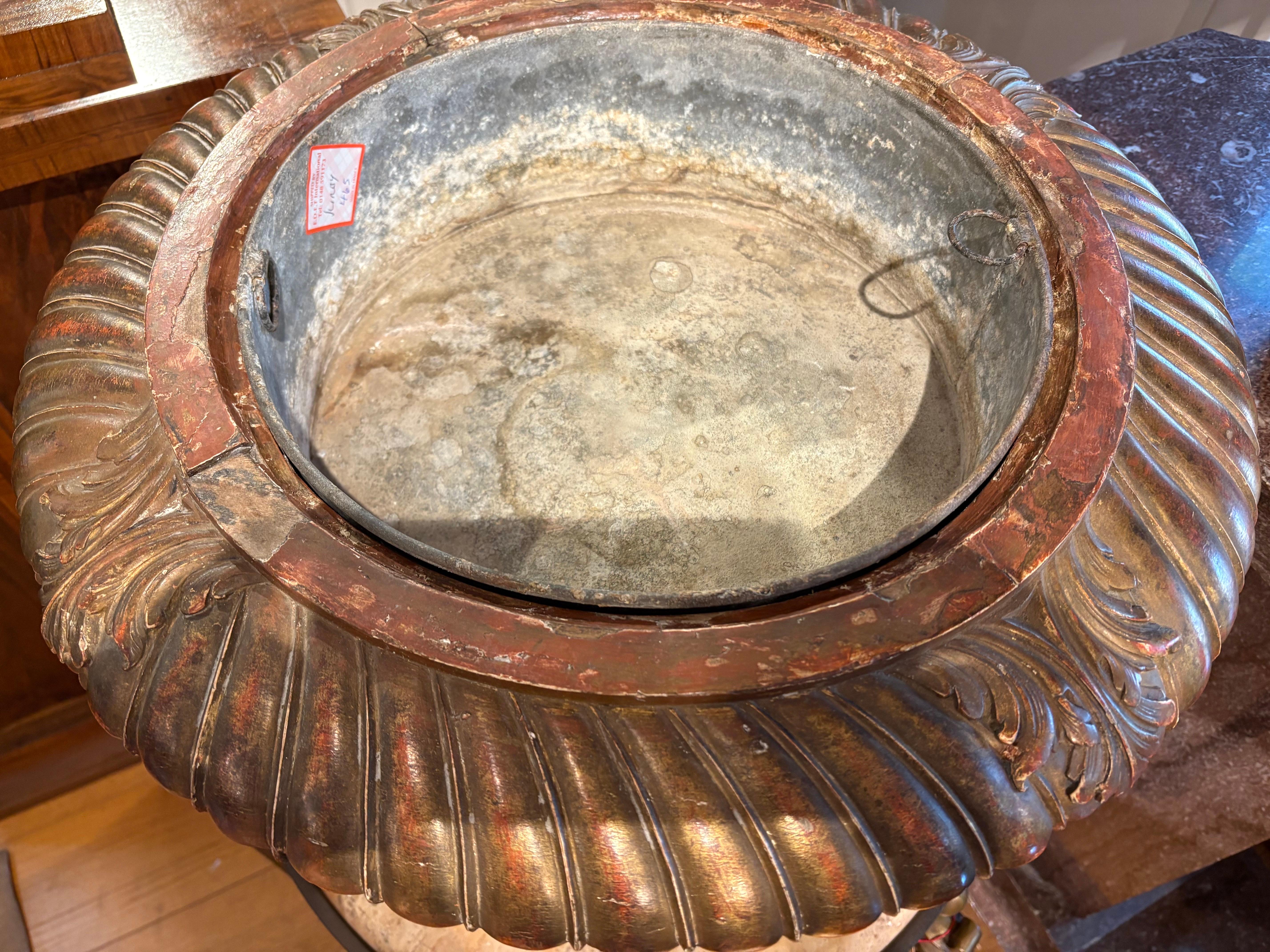18th Century Italian Giltwood Urn in vendita 1