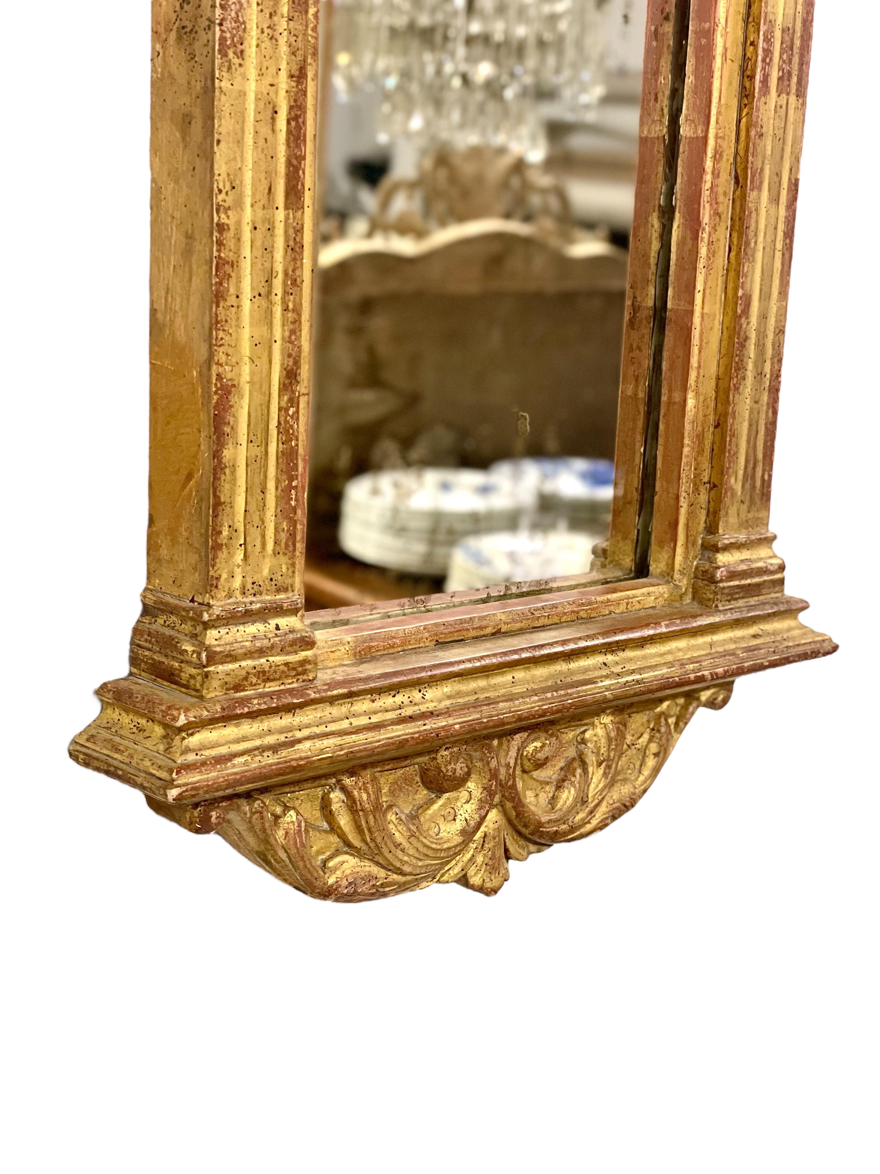 Miroir mural en bois doré italien du 18e siècle en vente 1