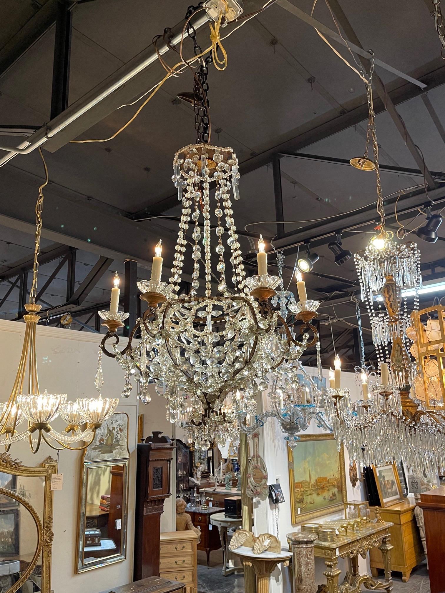 Très beau lustre en forme de panier en verre et cristal italien du 18e siècle. Une beauté chatoyante avec une grande échelle et une grande forme. C'est si joli !
