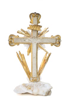 Crucifix italien en or du XVIIIe siècle avec cristaux de quartz et rayons de soleil dorés