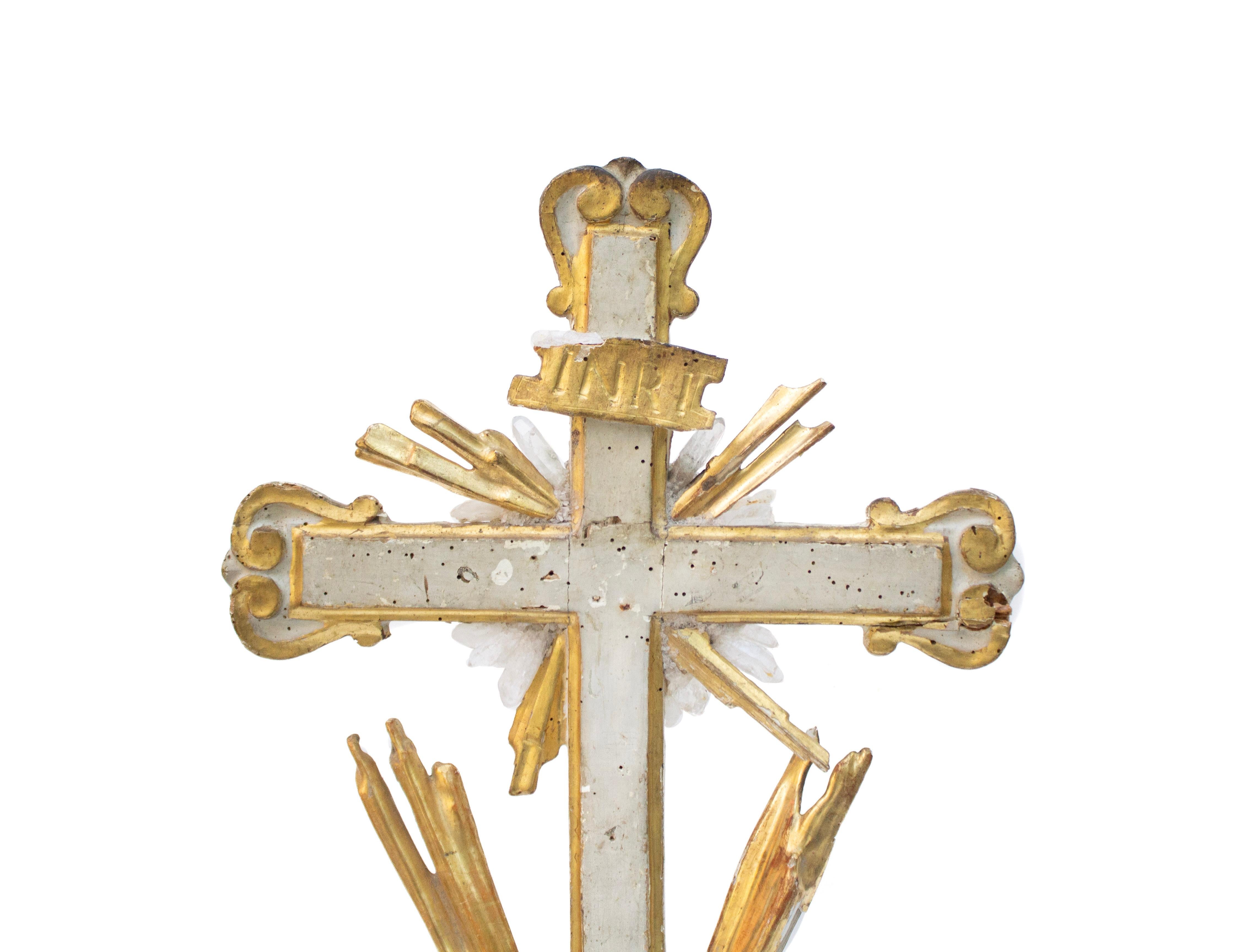 Rococò Crocifisso italiano del XVIII secolo in oro con cristalli di quarzo e raggi di sole dorati in vendita