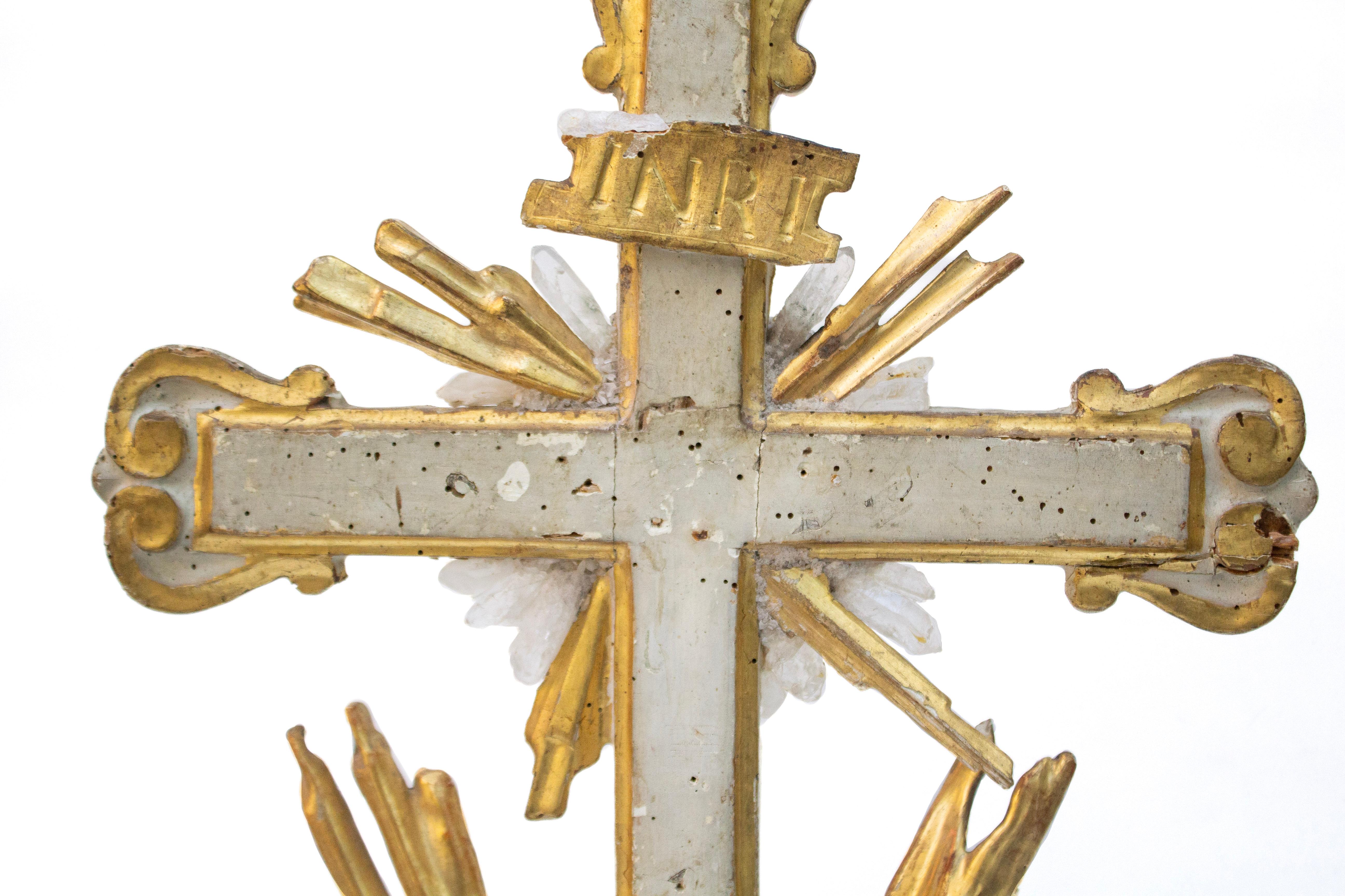 Italiano Crocifisso italiano del XVIII secolo in oro con cristalli di quarzo e raggi di sole dorati in vendita