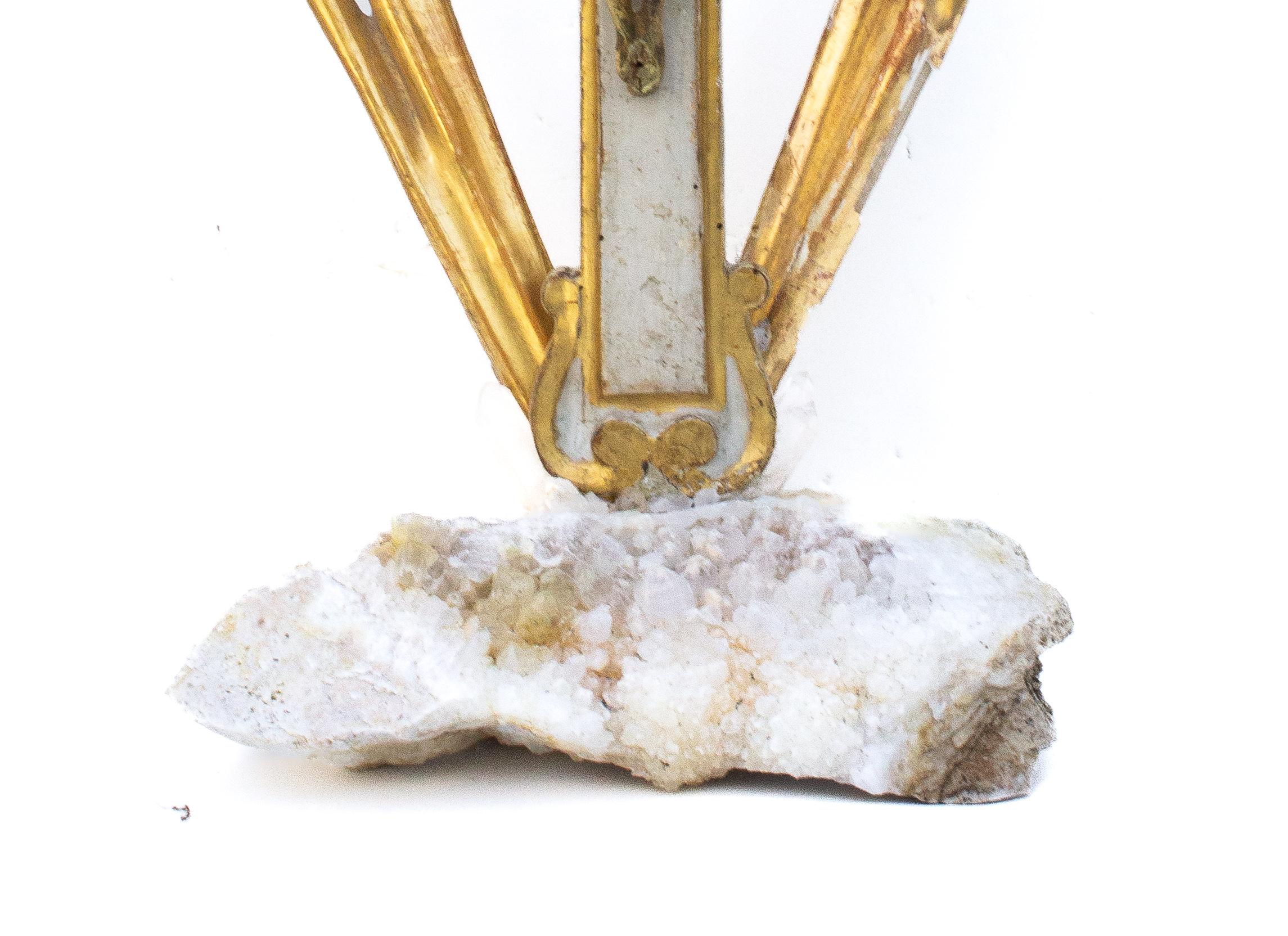 Intagliato a mano Crocifisso italiano del XVIII secolo in oro con cristalli di quarzo e raggi di sole dorati in vendita