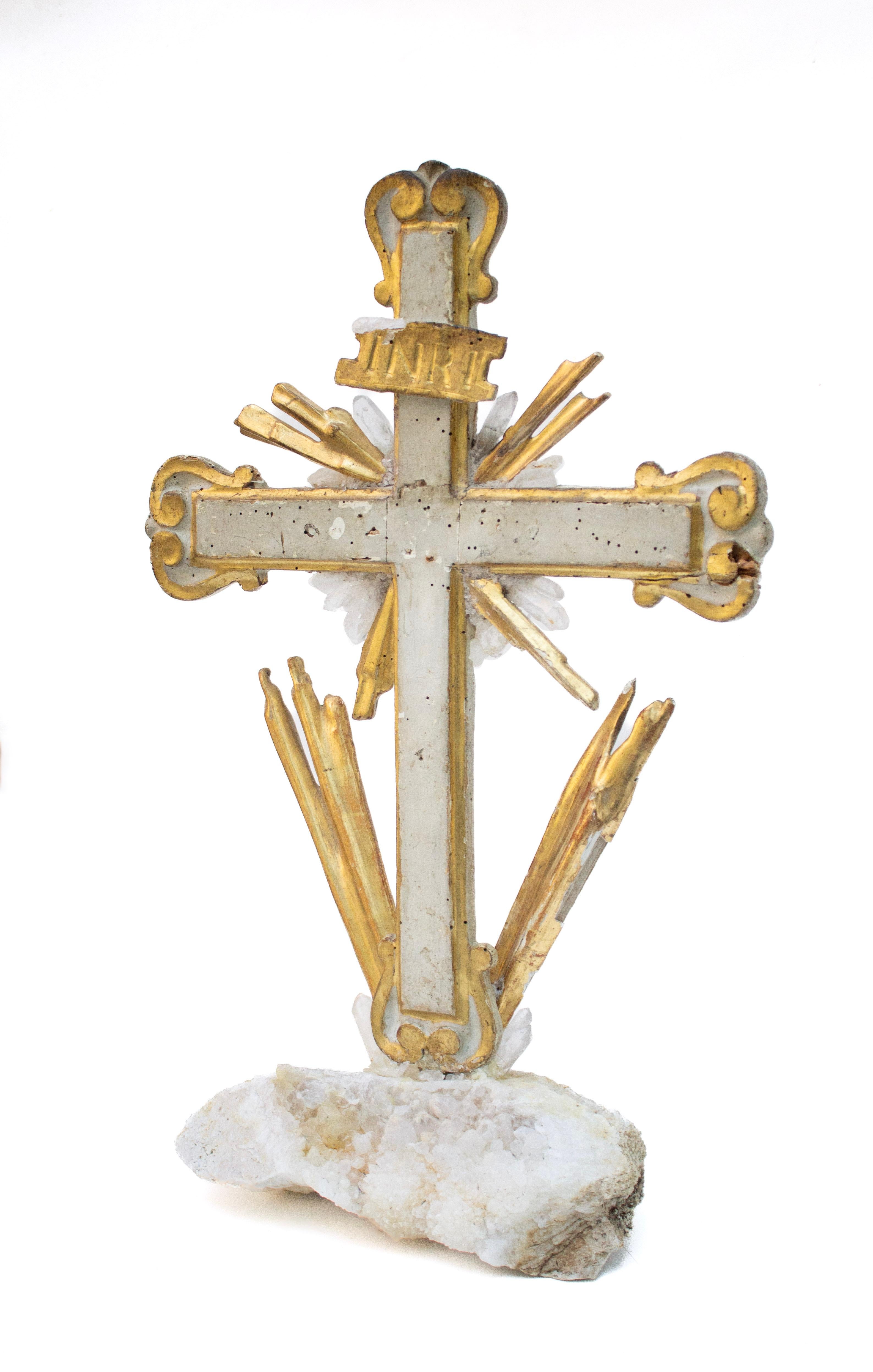 Crocifisso italiano del XVIII secolo in oro con cristalli di quarzo e raggi di sole dorati In condizioni buone in vendita a Dublin, Dalkey