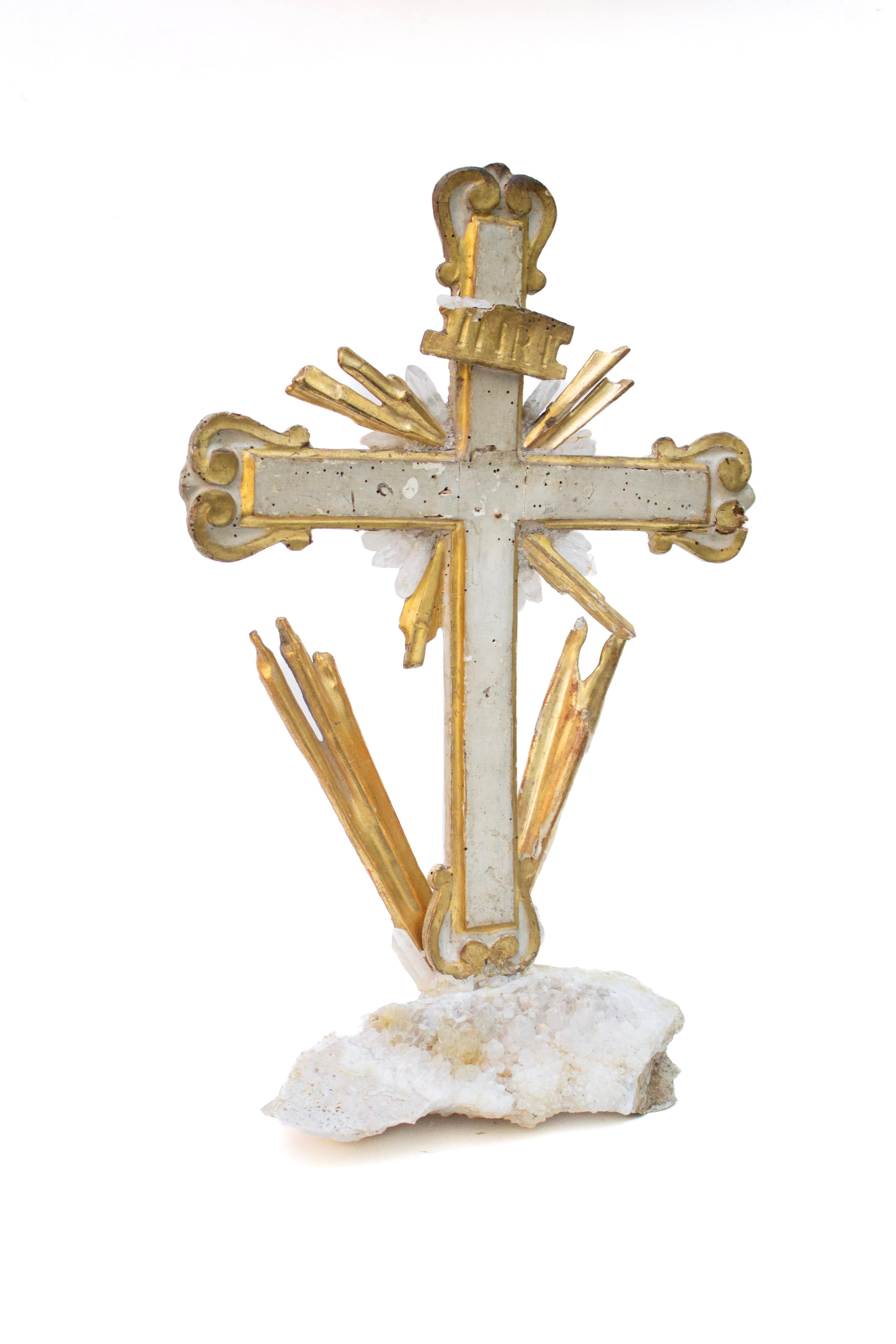 Fino al XVIII secolo Crocifisso italiano del XVIII secolo in oro con cristalli di quarzo e raggi di sole dorati in vendita