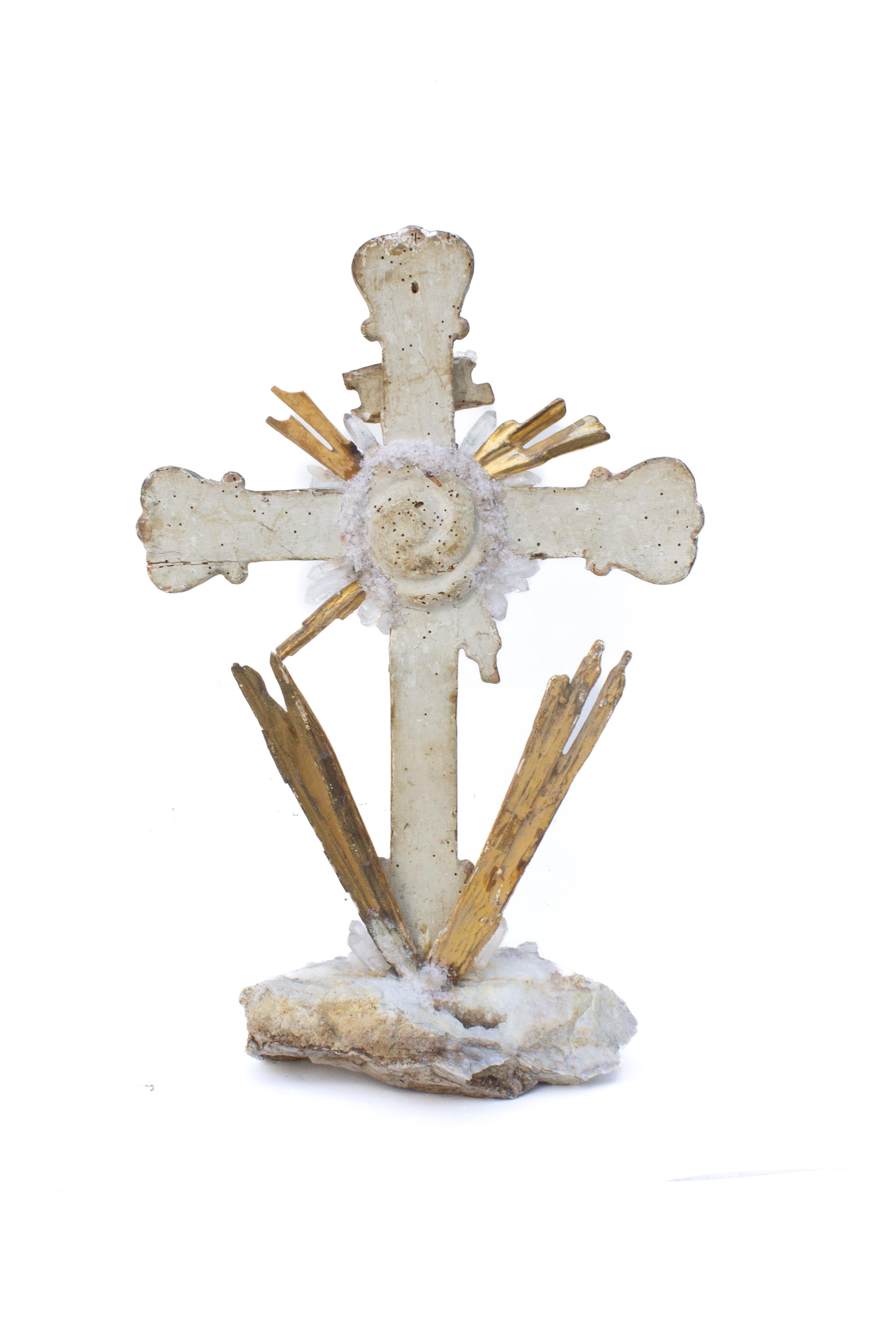 Cristallo di rocca Crocifisso italiano del XVIII secolo in oro con cristalli di quarzo e raggi di sole dorati in vendita