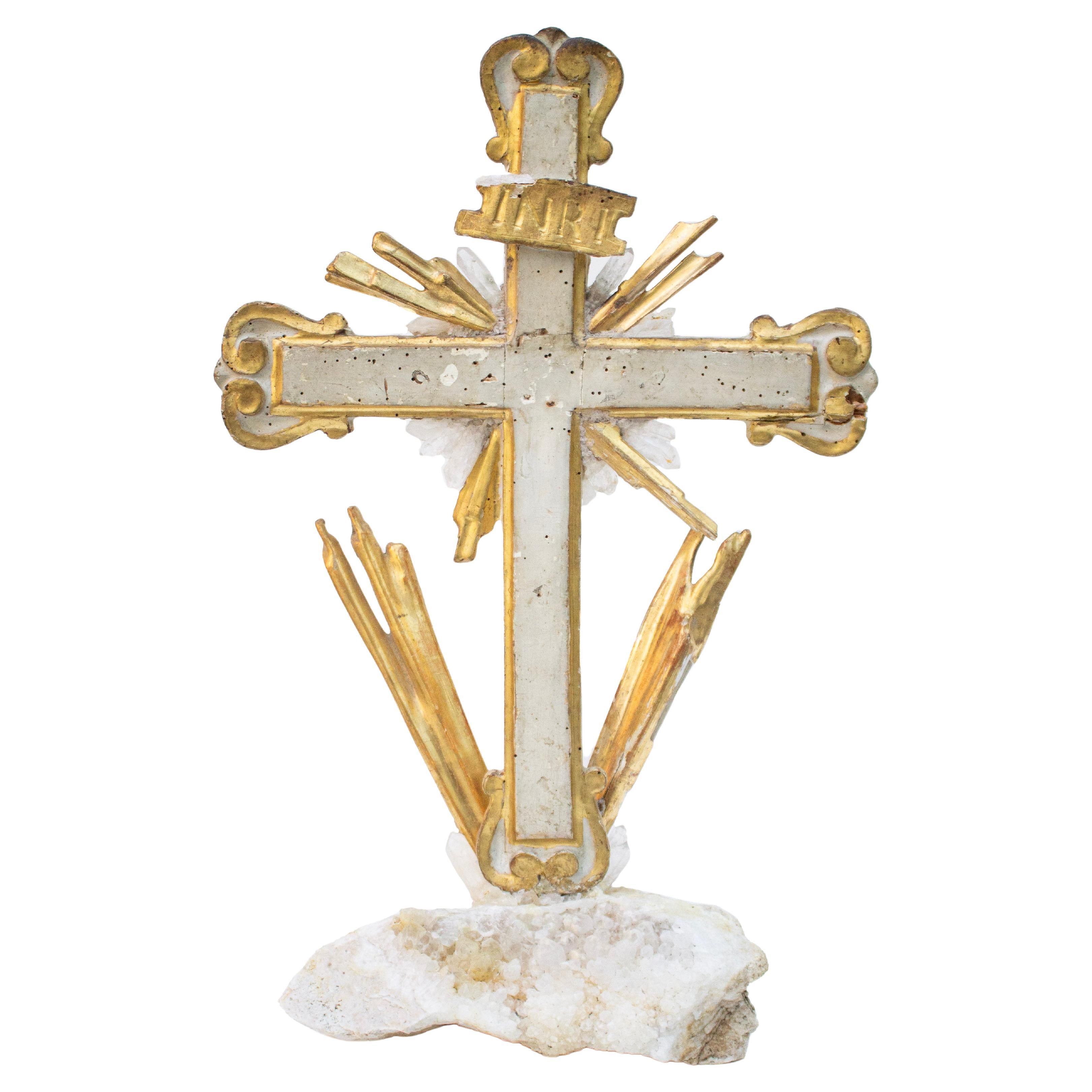 Crucifix italien en or du XVIIIe siècle avec cristaux de quartz et rayons de soleil dorés