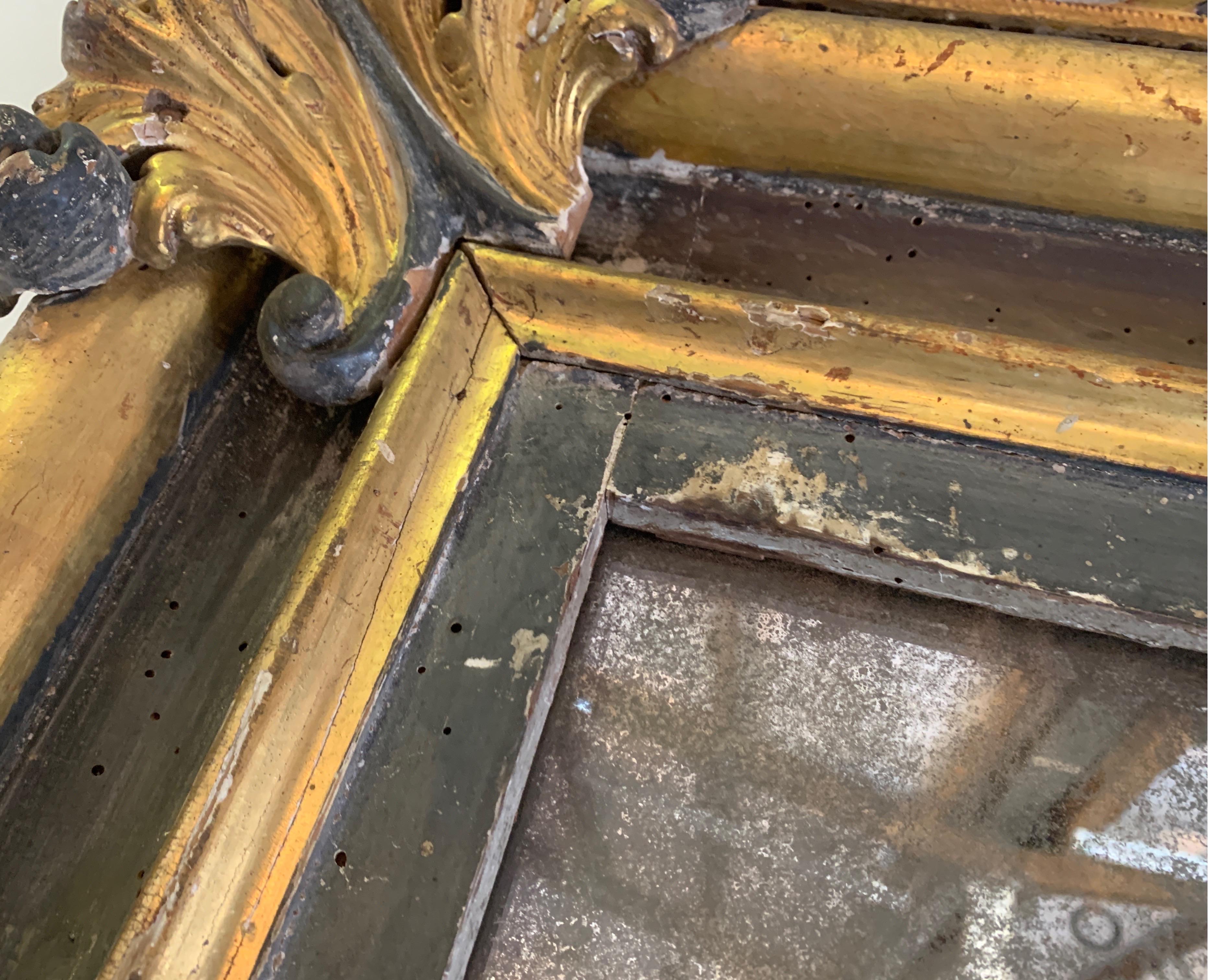 Italienischer vergoldeter Rahmen mit geteiltem Glasspiegel aus dem 18. Jahrhundert im Angebot 1