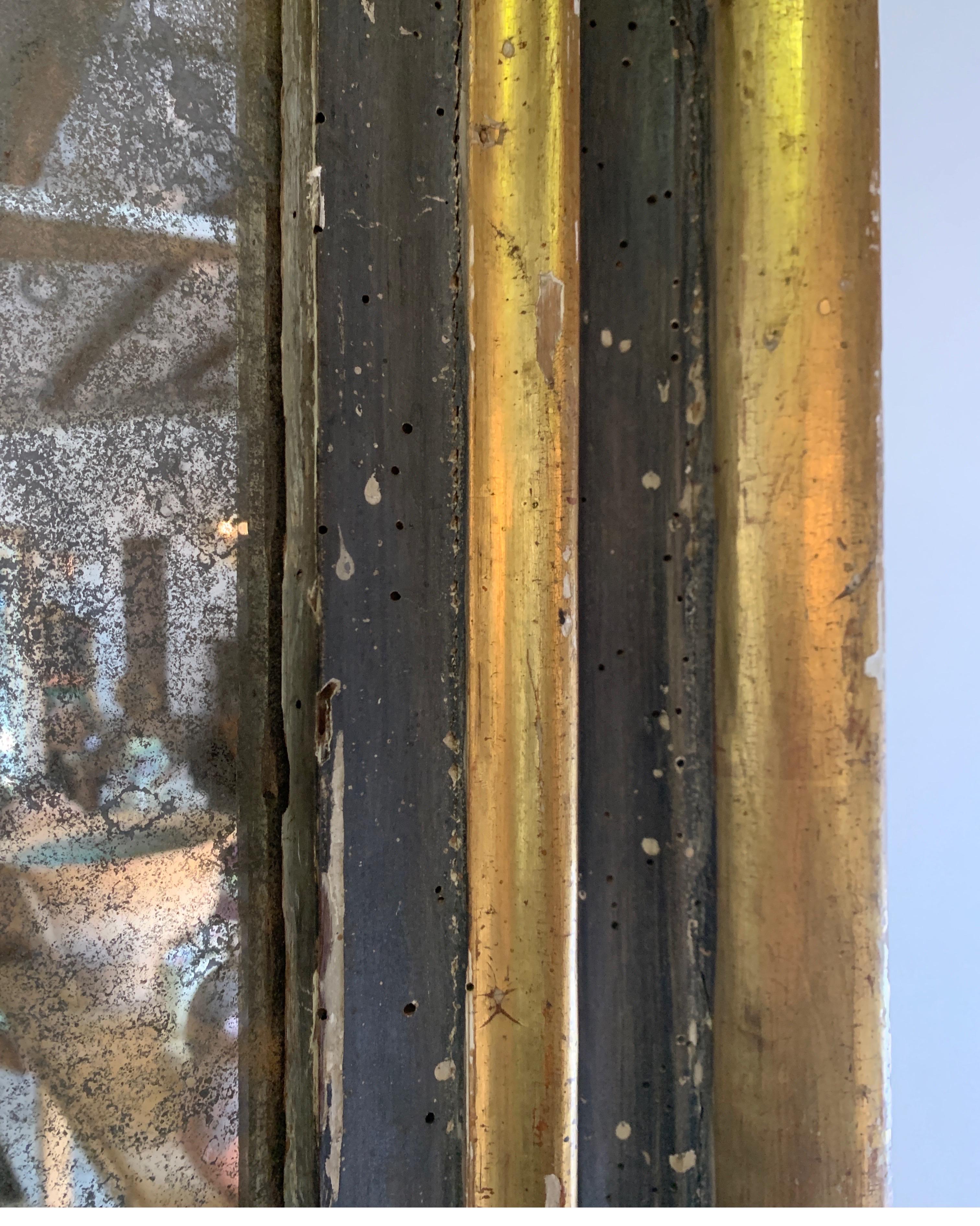 Italienischer vergoldeter Rahmen mit geteiltem Glasspiegel aus dem 18. Jahrhundert im Angebot 3