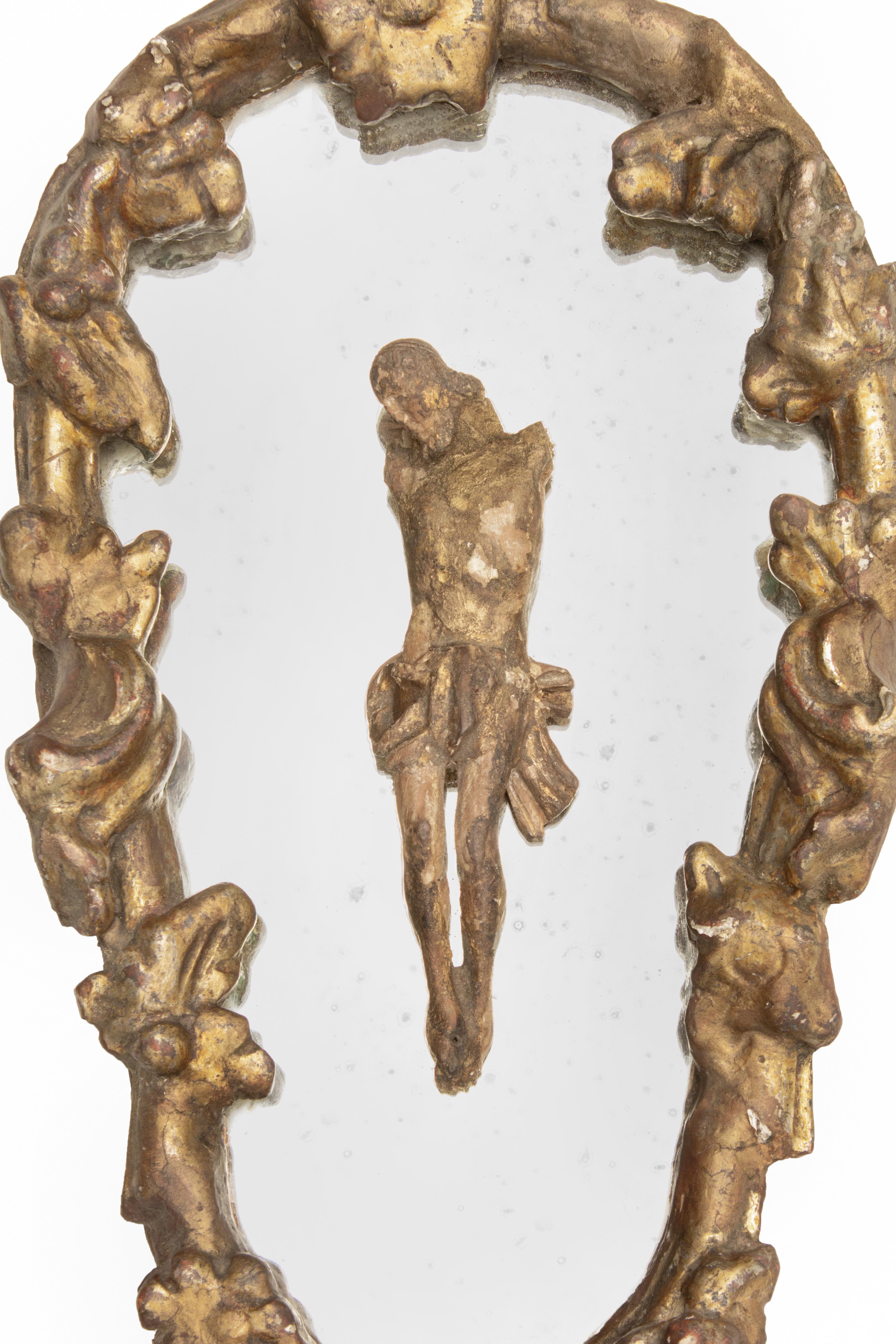 Miroir italien du XVIIIe siècle sculpté à la main dans la feuille d'or avec une figure du Christ sculptée dans le bois sur le miroir original. 

Le miroir en feuille d'or est originaire de Ligurie. La figure italienne du Christ du 18e siècle est