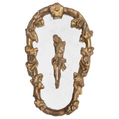 Miroir italien du 18ème siècle en feuille d'or vieillie avec figure du Christ sculptée