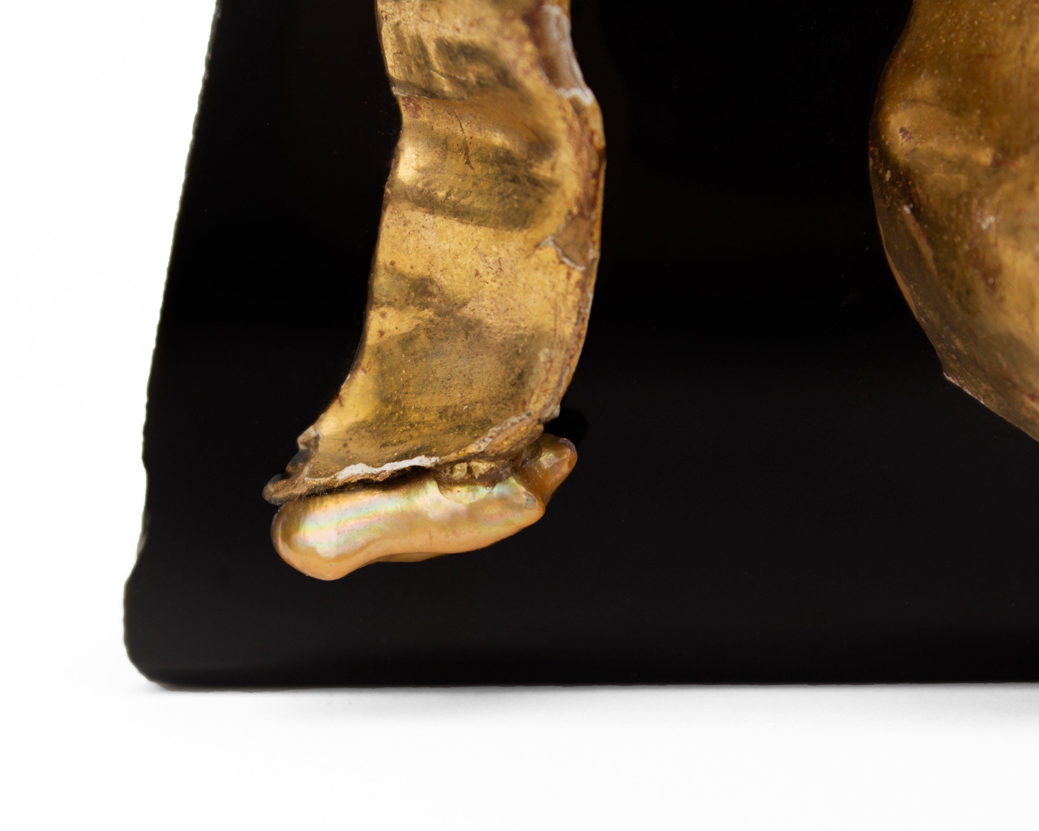 italienisches Goldbandfragment aus dem 18. Jahrhundert mit einer dazugehörigen Barockperle auf einem frei geformten Obsidianmineral mit polierter Oberfläche. Obsidian ist ein natürlich vorkommendes vulkanisches Glas, das entsteht, wenn die aus einem