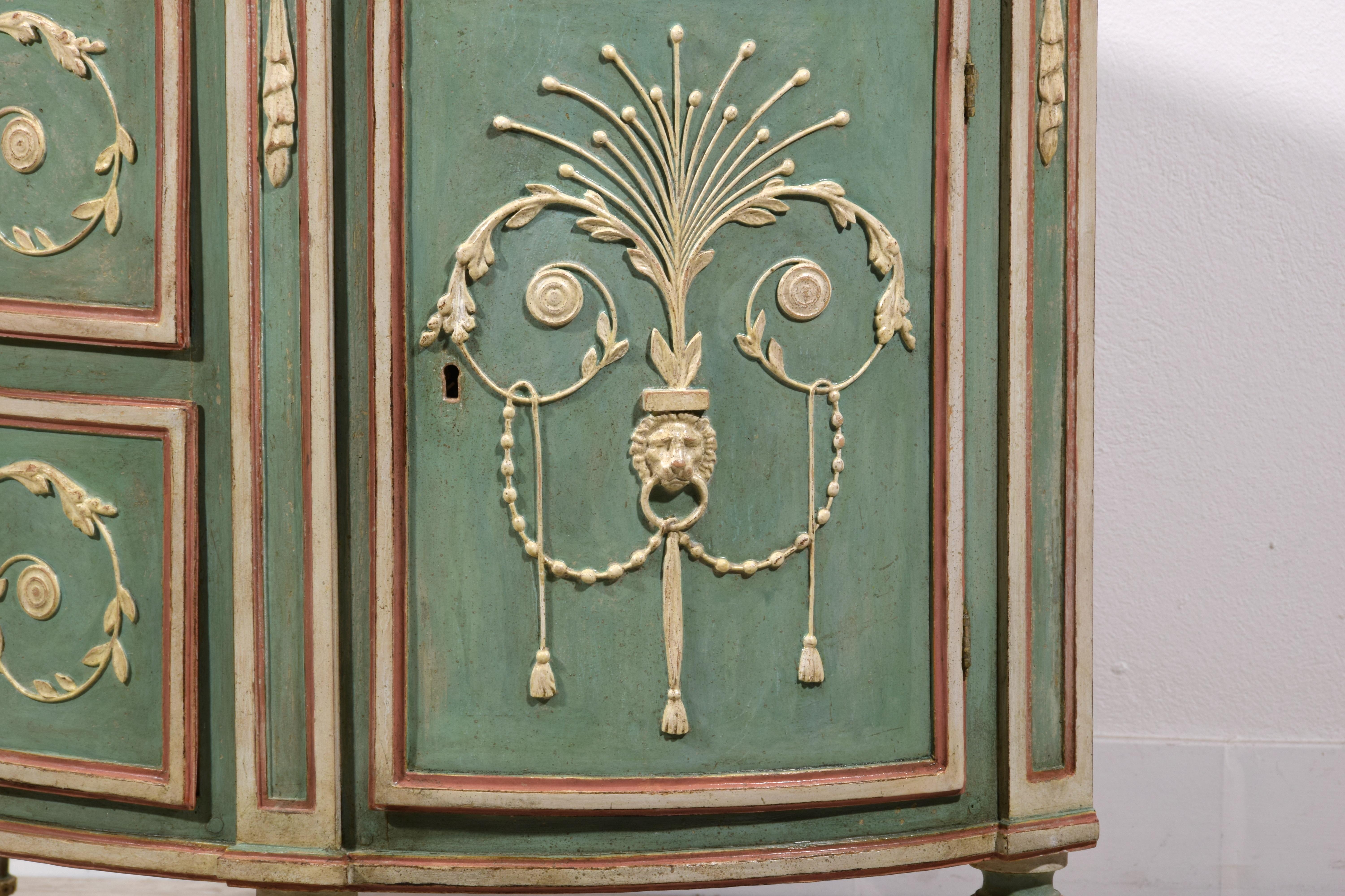 Cassettiera italiana in legno laccato a mezzaluna del XVIII secolo in vendita 8