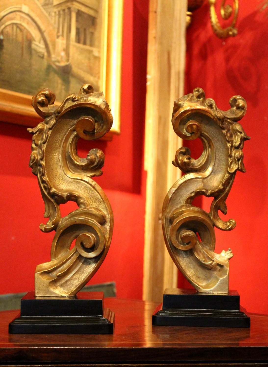 Elegantly hand carved in deep relief and gilt with gold leaves, these Italian giltwood fragments feature an S-shape rich in scrolls, leaf and flowers motifs.
Water shiny and matte gilt alternates in these 18th century Rococo gilded wood fragments