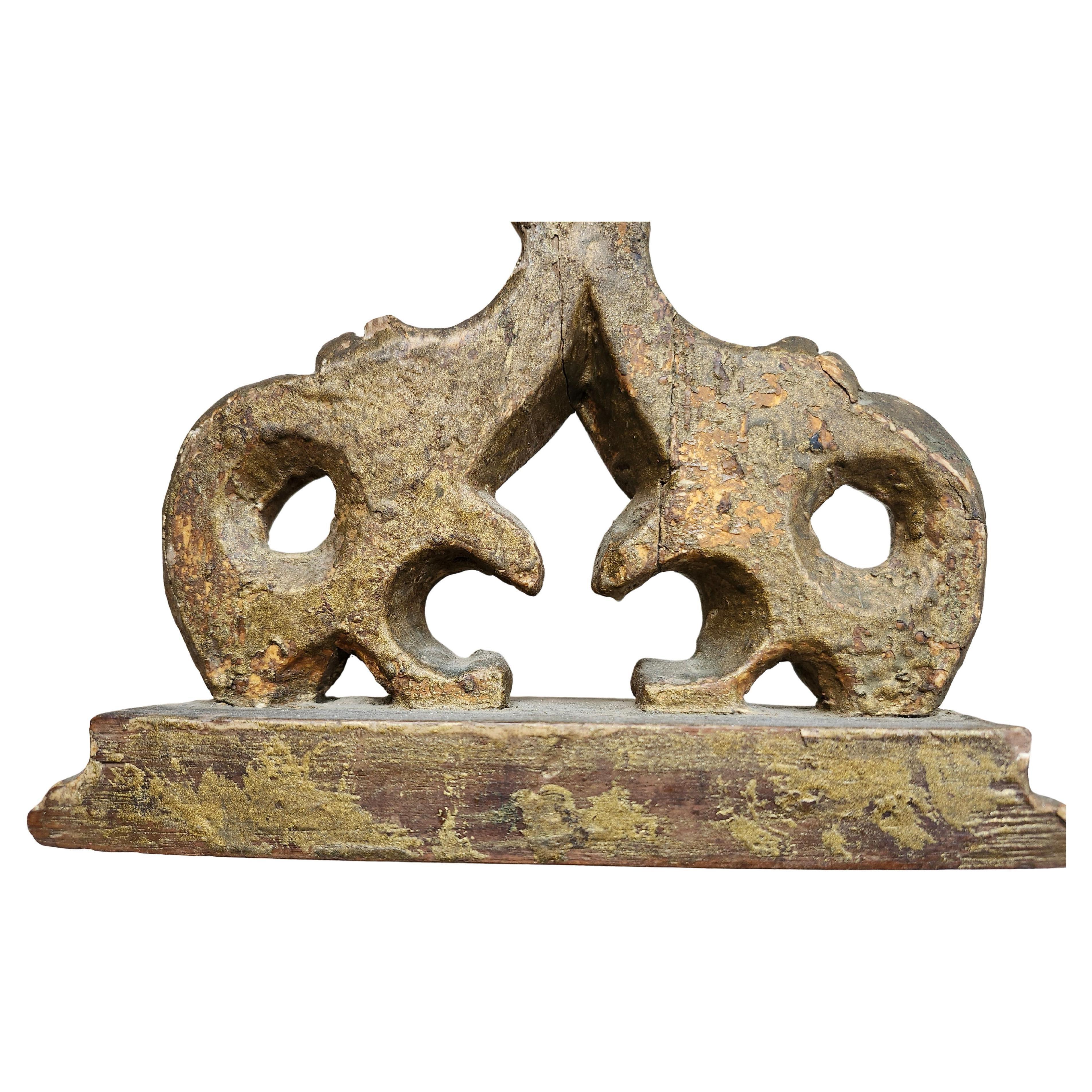 Reliquienschrein aus dem 18. Jahrhundert aus Norditalien. Giltwood, polychromiert und scheint aus einem Stück Holz geschnitzt zu sein. Durch den Sockel eingelassen. 
Ein Reliquienschrein diente zur Aufbewahrung einer religiösen Reliquie,