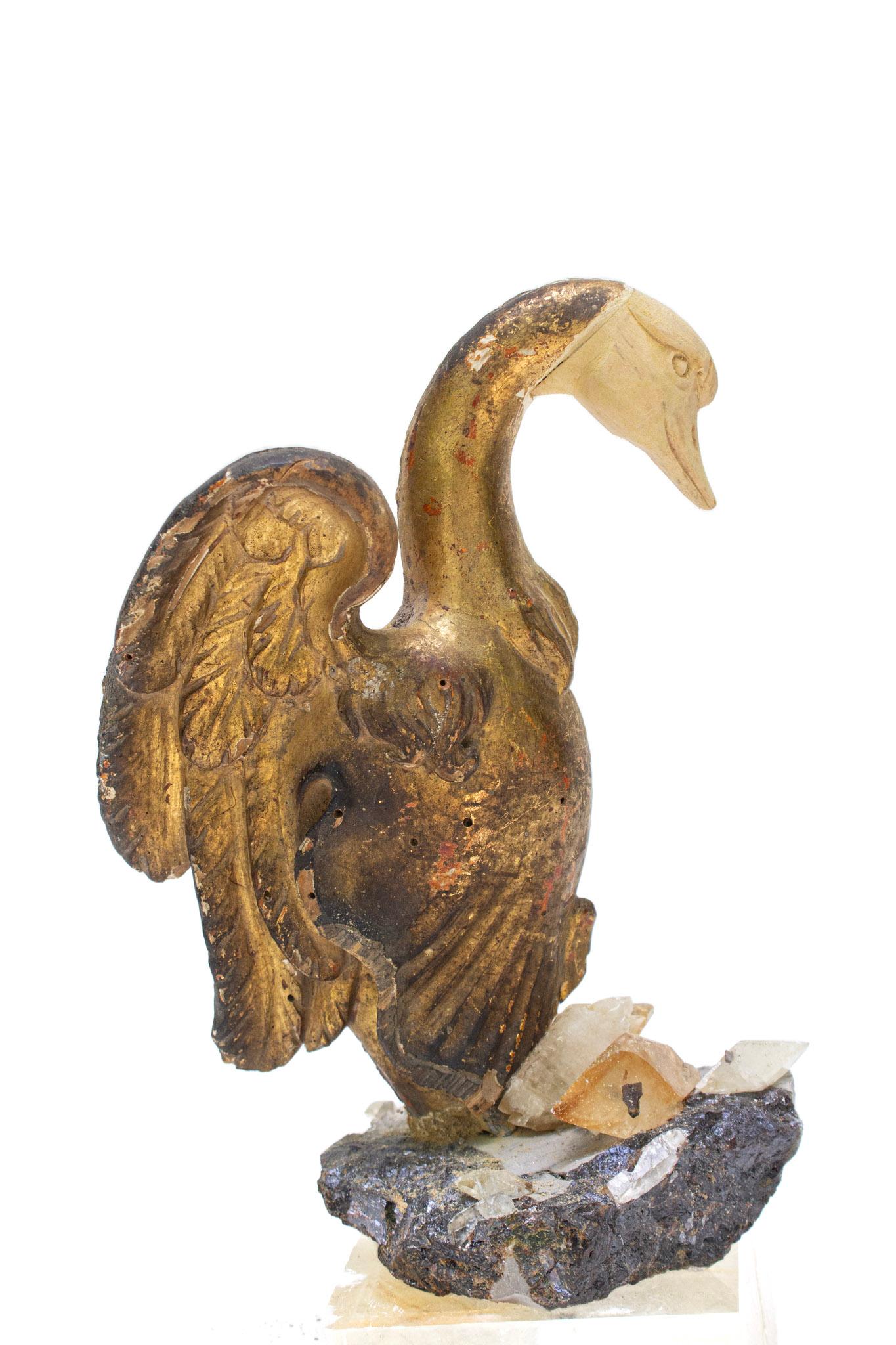 Italienischer handgeschnitzter und vergoldeter Vogel aus dem 18. Jahrhundert mit einem handgeschnitzten Holzkopf mit Kalzitkristallen in Matrix auf einem Sockel aus geschliffenem Kalzitkristall.

Dieses Artefaktfragment stammt aus einer historischen