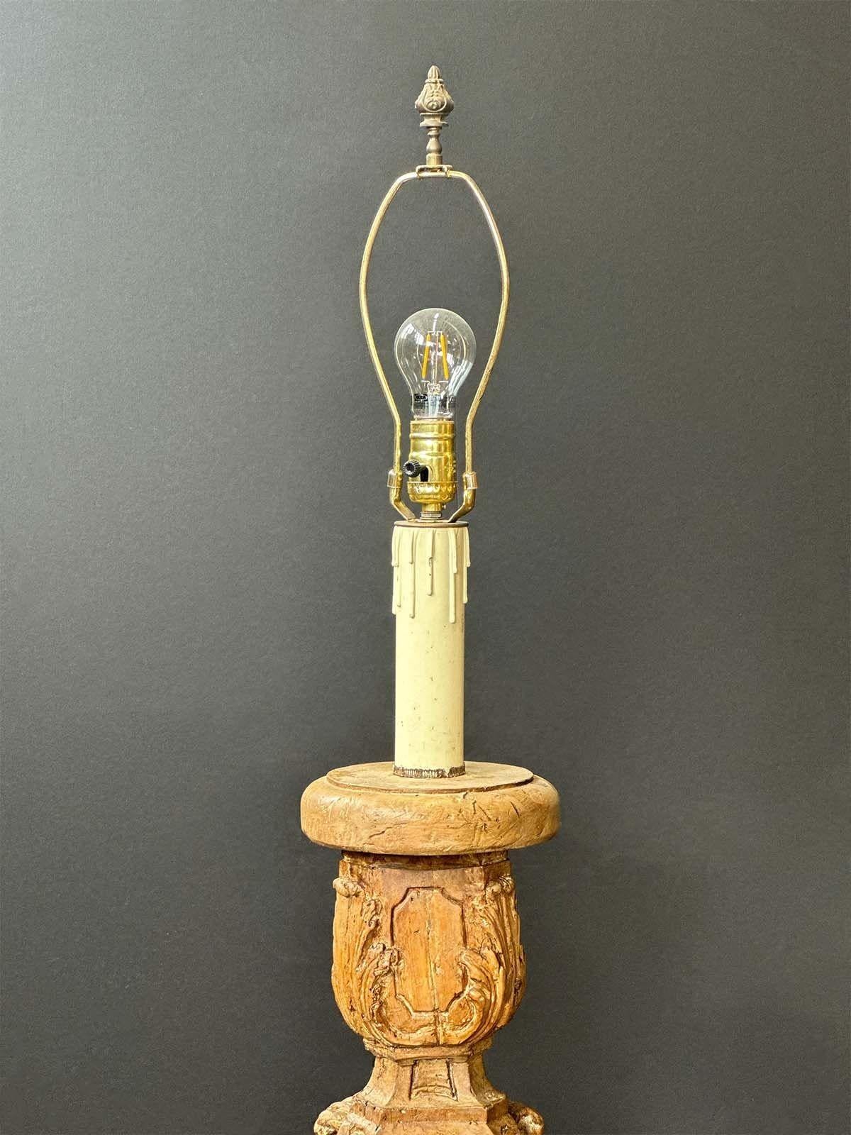 Wunderschöne handgeschnitzte italienische Stehlampe aus dem 18. Jahrhundert. UL-gelistet (neu verdrahtet, um den US-Normen zu entsprechen). 
Abmessungen:
76,5 