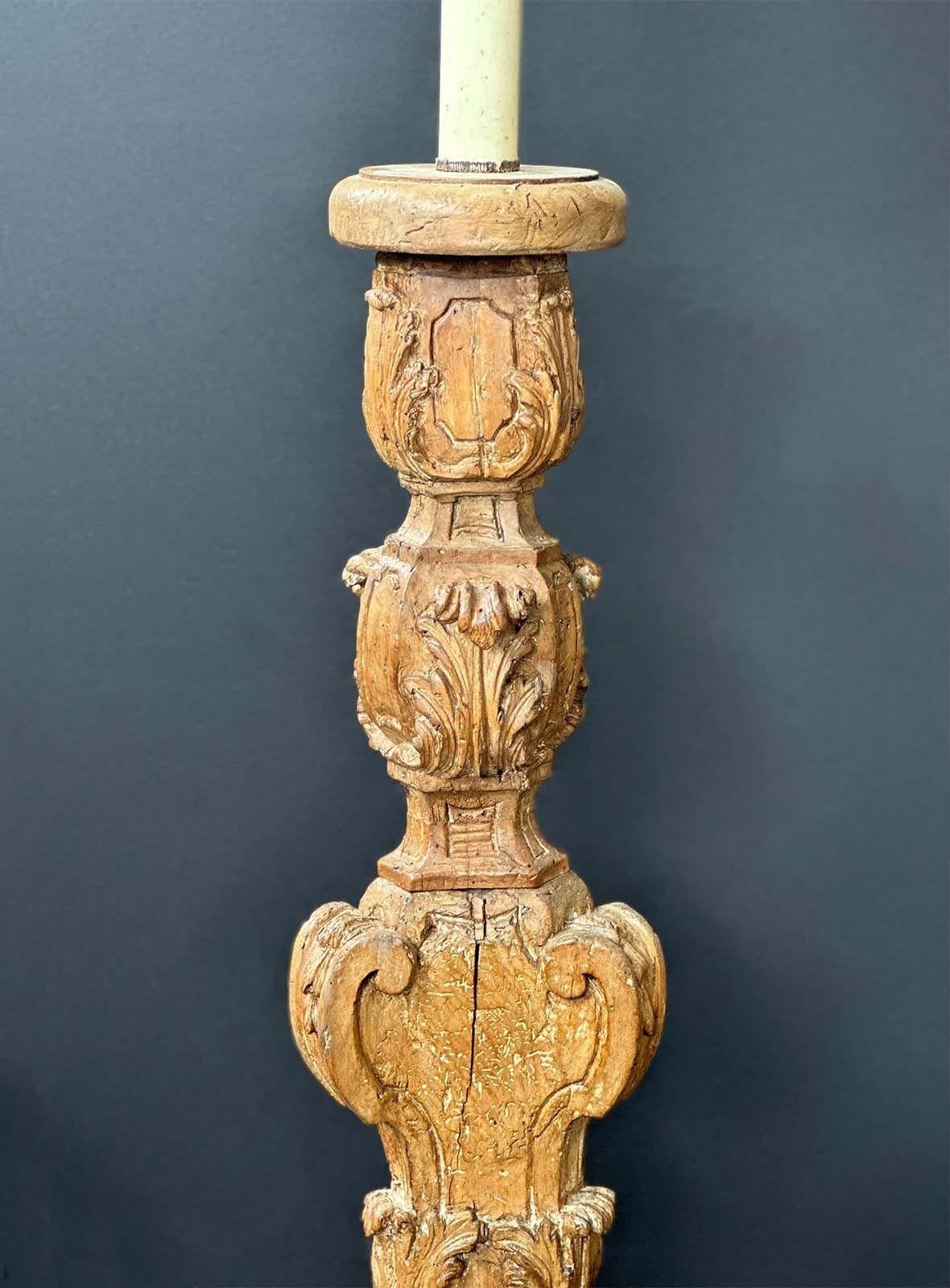 Italienische handgeschnitzte Stehlampe aus dem 18. Jahrhundert im Zustand „Gut“ im Angebot in Los Angeles, CA
