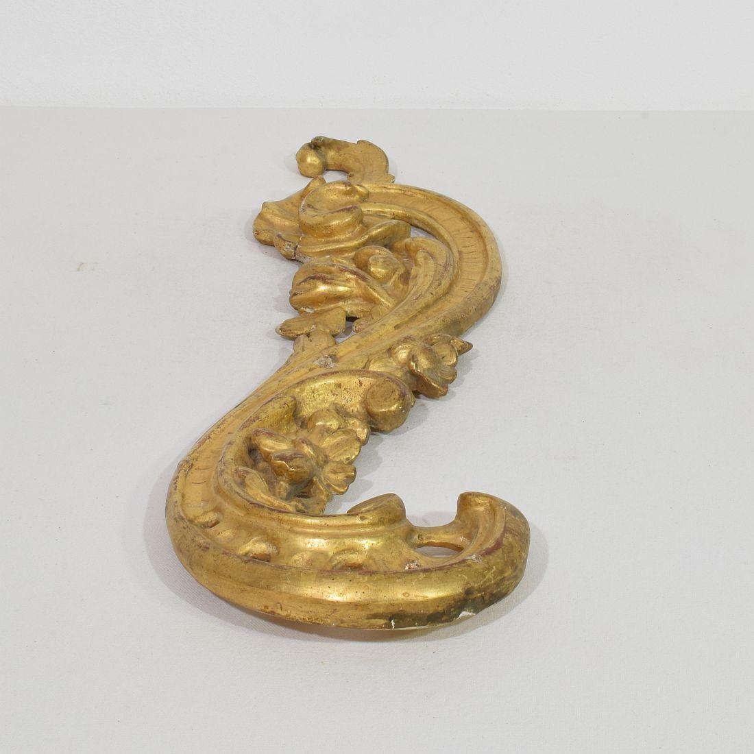 18th Century Italian Hand Carved Giltwood Baroque Curl Ornament For Sale 7