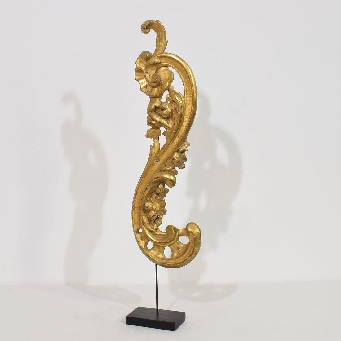 Magnifique ornement baroque en bois doré sculpté à la main qui ornait autrefois une chapelle ou une église.
Italie, vers 1750. Condition altérée par les intempéries. Les mesures comprennent la base en bois.