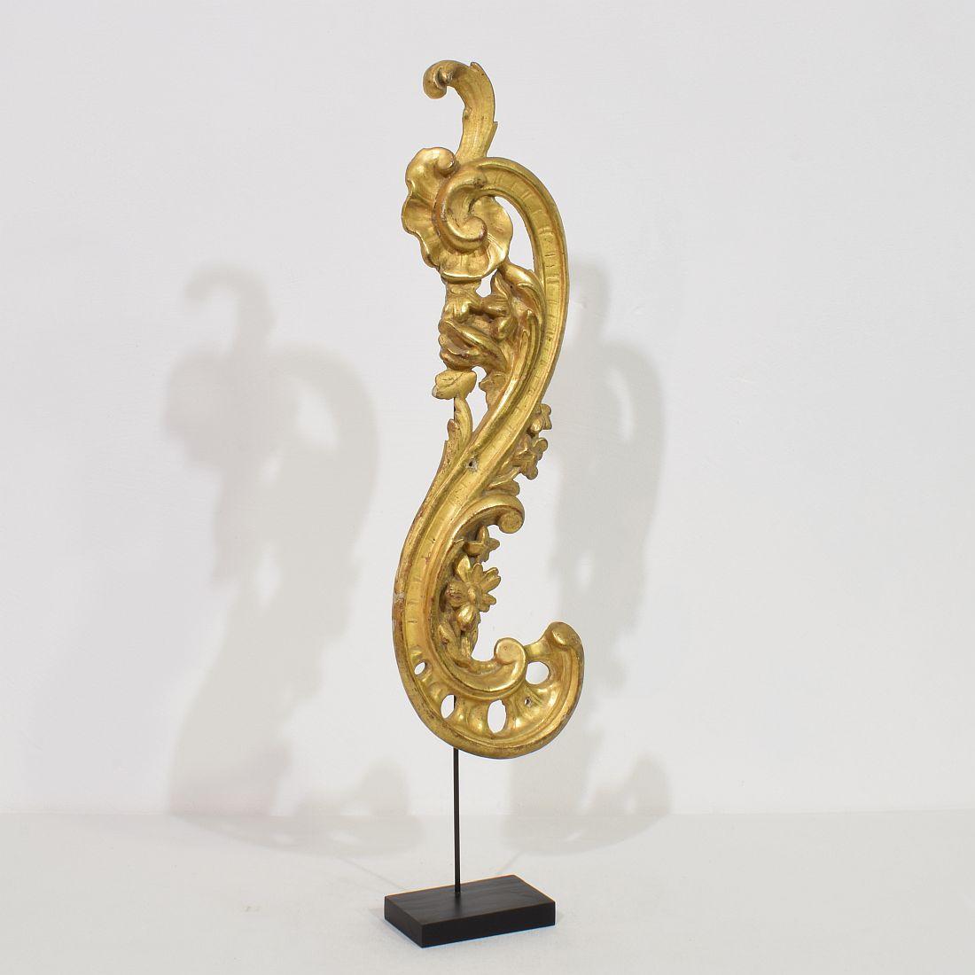 Hand-Carved 18th Century Italian Hand Carved Giltwood Baroque Curl Ornament For Sale