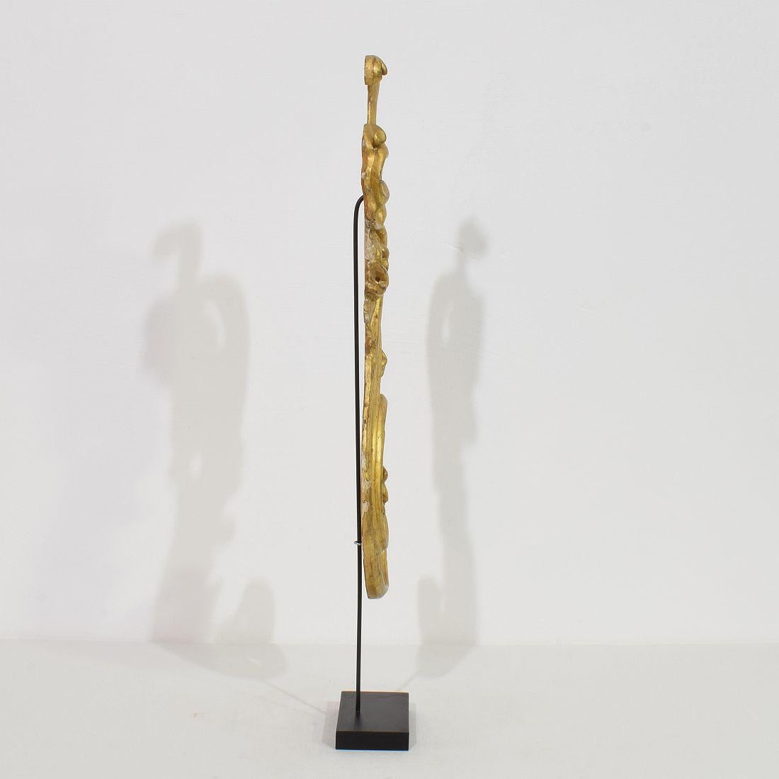 italien Ornement de boucle baroque en bois doré sculpté à la main, Italie du 18e siècle en vente