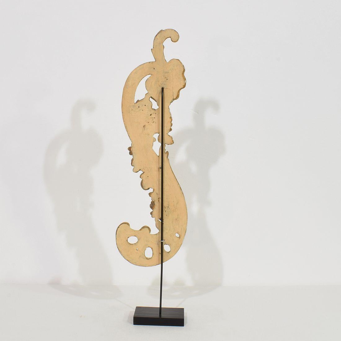 Sculpté à la main Ornement de boucle baroque en bois doré sculpté à la main, Italie du 18e siècle en vente