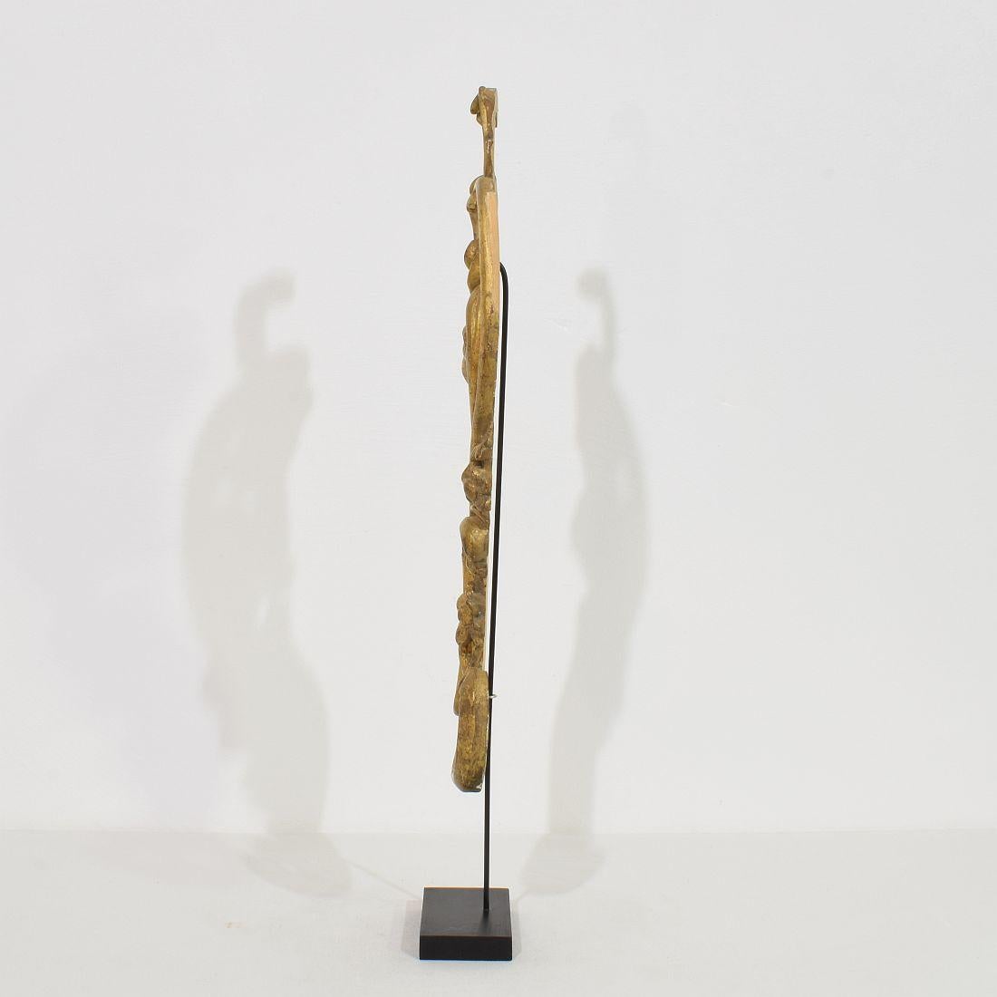 Ornement de boucle baroque en bois doré sculpté à la main, Italie du 18e siècle Bon état - En vente à Buisson, FR