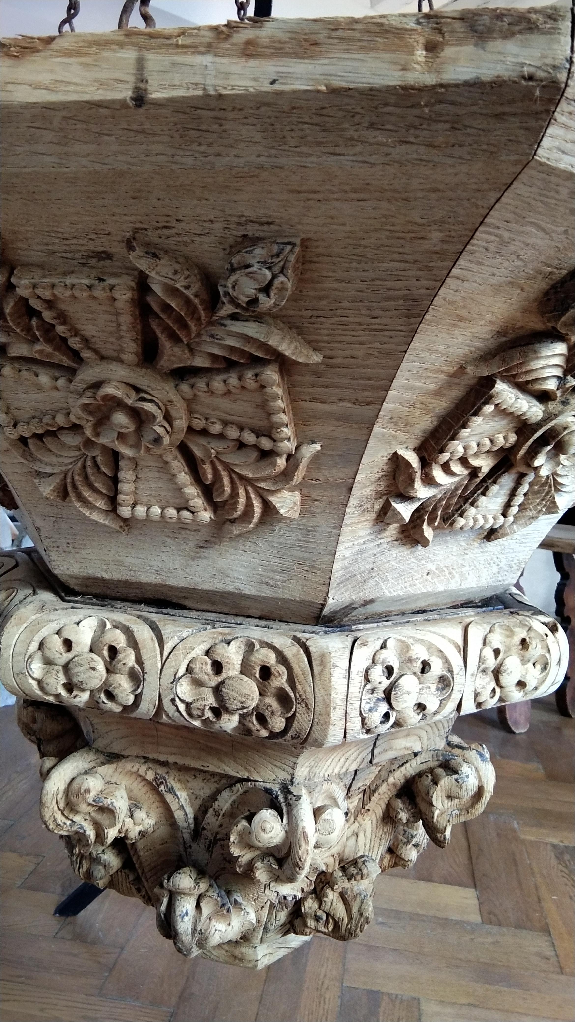 18th Century Italian Hand Carved Oak Lantern In Good Condition In Lectoure, Occitanie