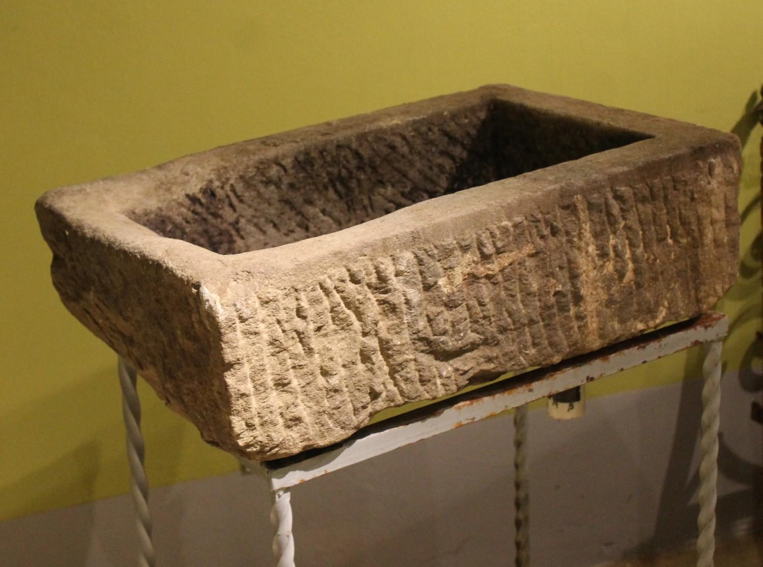 18th Century Italian Hand Carved Rectangular Gray Sandstone Sink or Planter In Good Condition In Firenze, IT