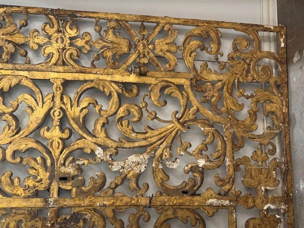 18th Century Italian Heavy Gilted Iron Gate Dorado en venta