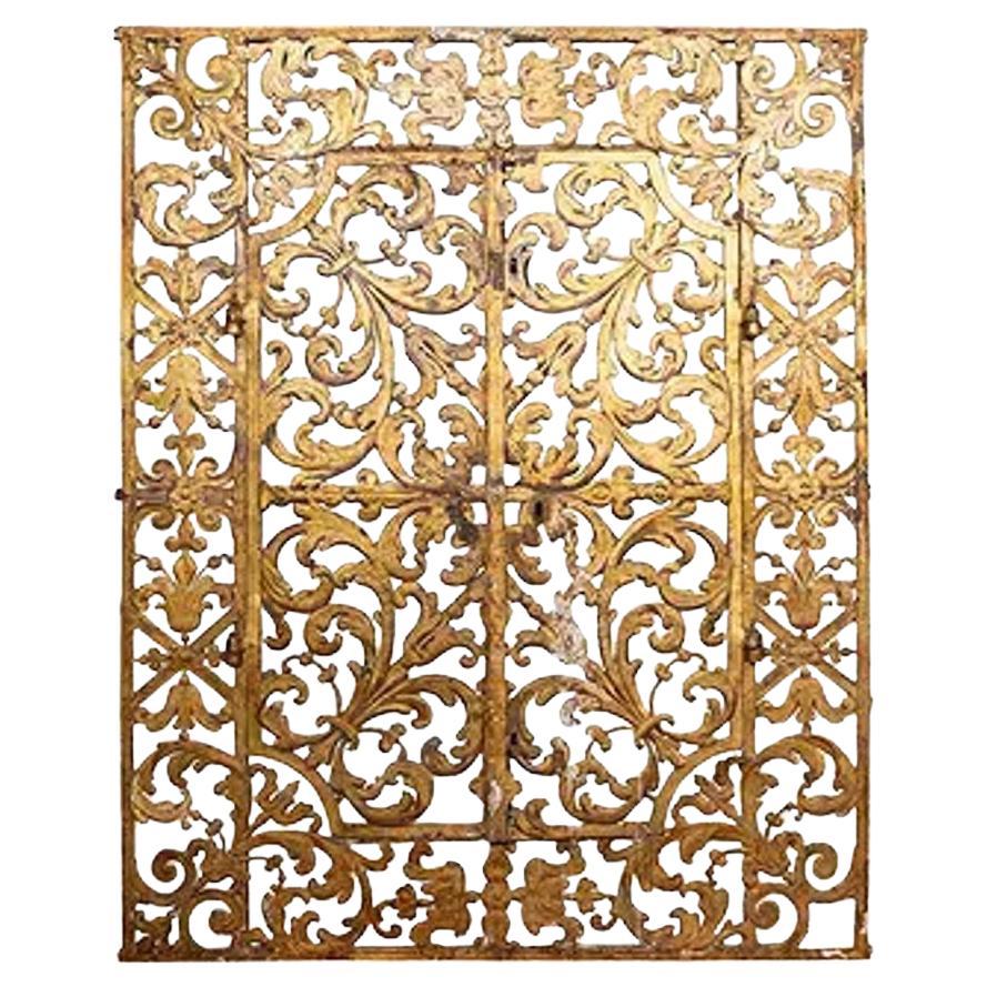 18th Century Italian Heavy Gilted Iron Gate en venta