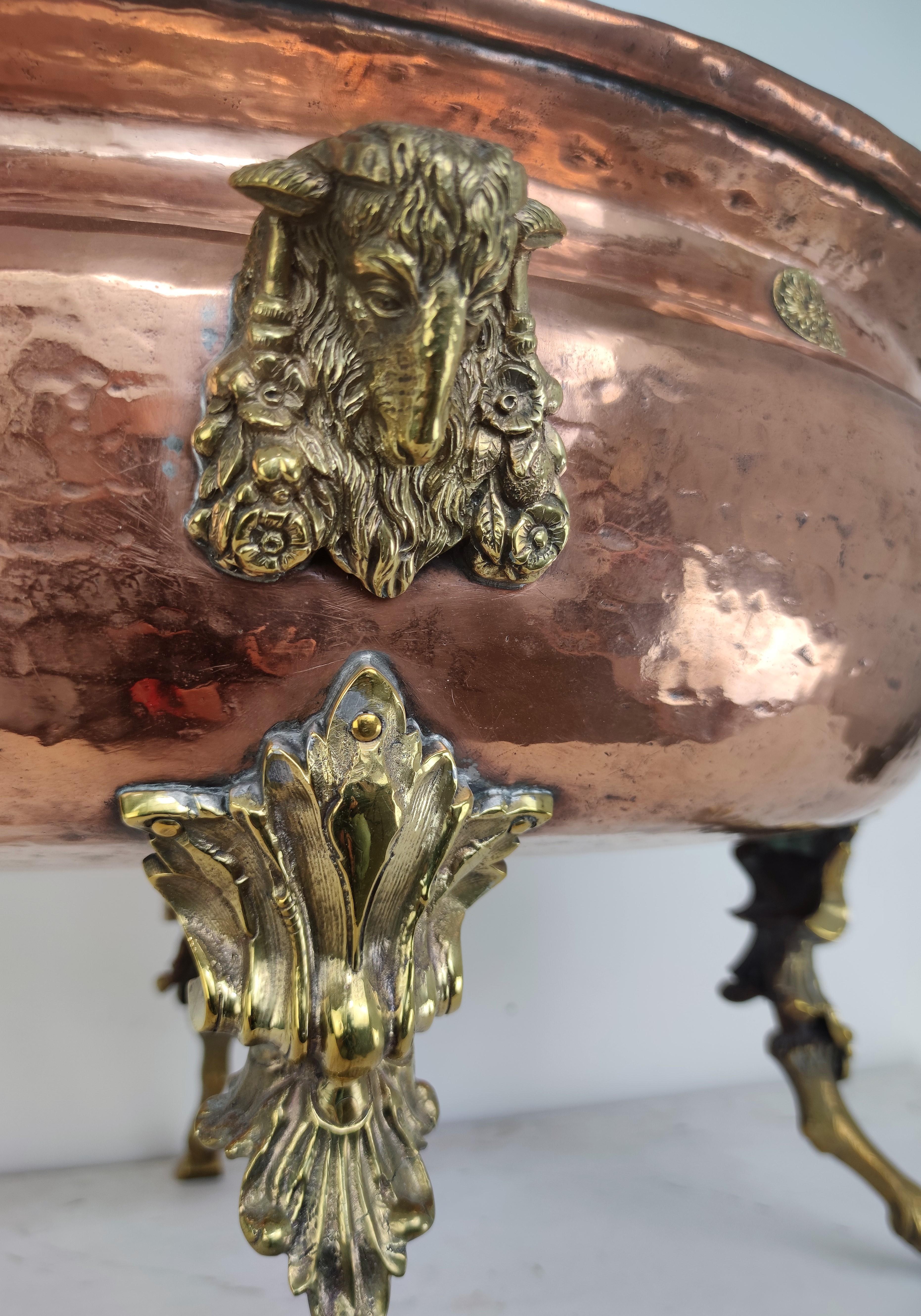 18th Century Italian Huge Party Brass Copper Champagne Wine Cooler Ice Holder In Good Condition In Carimate, Como