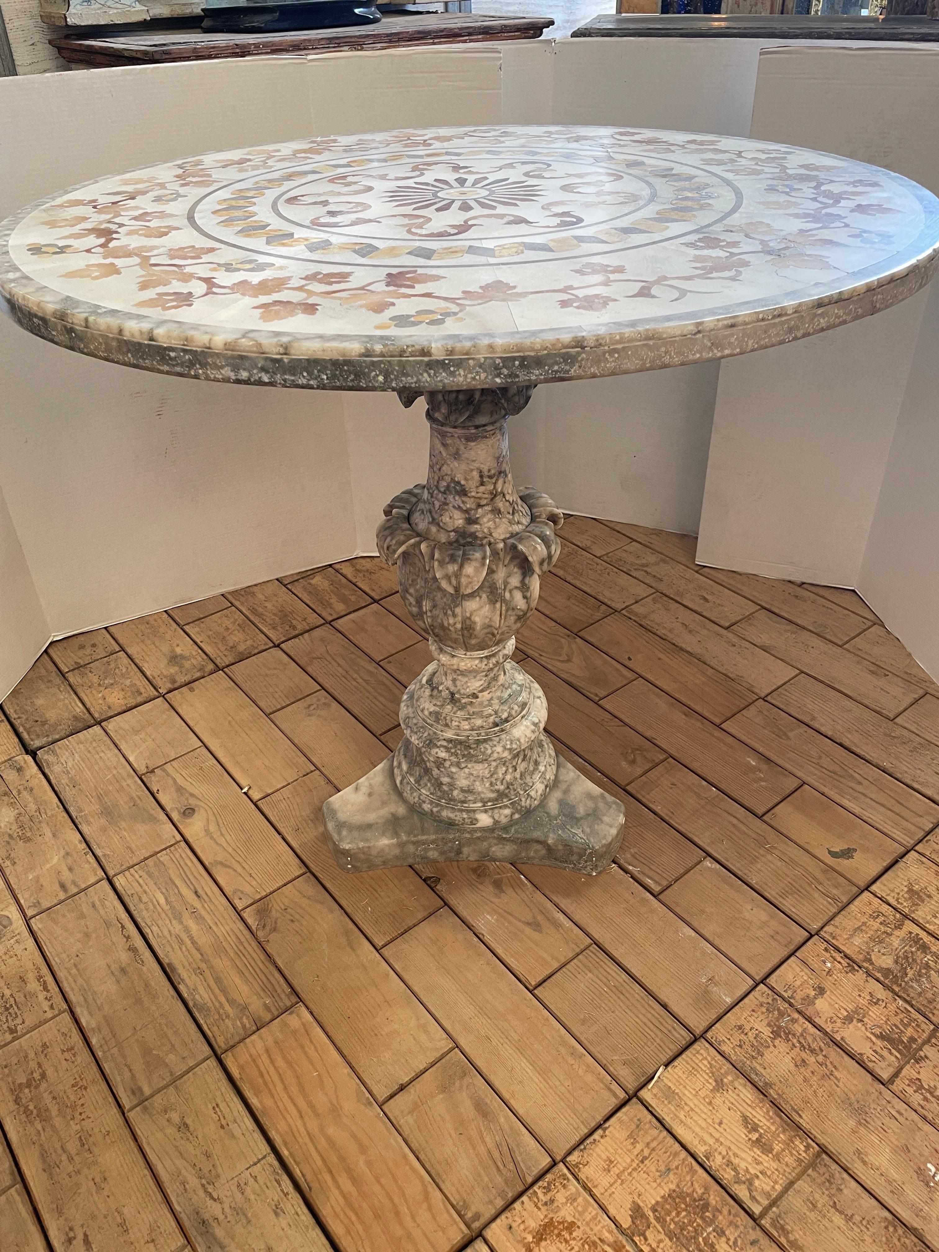 18th Century Italian Inlaid Pietra Dura Pedestal Table In Alabaster And Marble For Sale 7