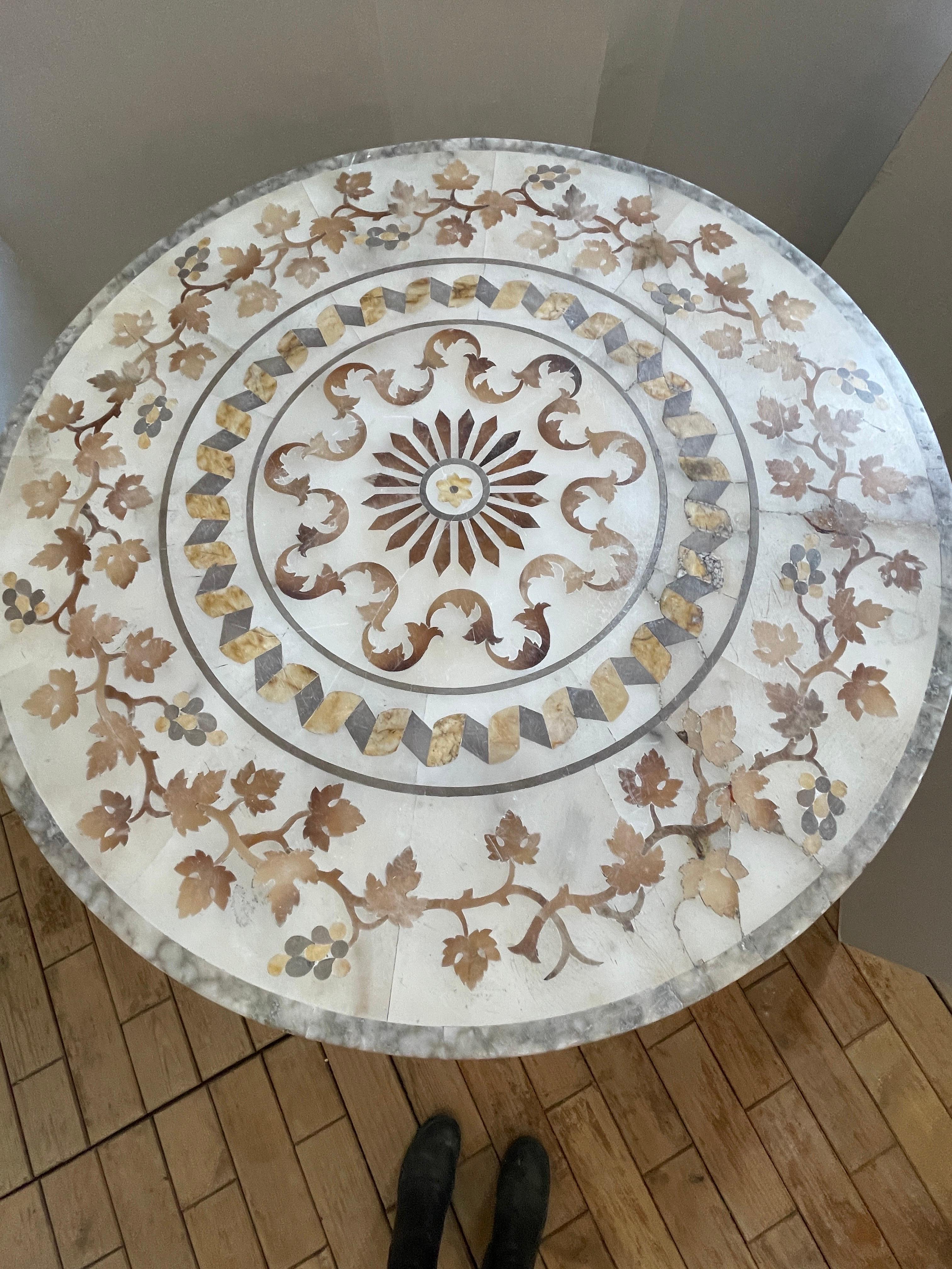 Dieser Tisch aus dem 18. Jahrhundert ist einer der schönsten, die ich je hatte.  Es ist aus Alabaster und Marmor in der 