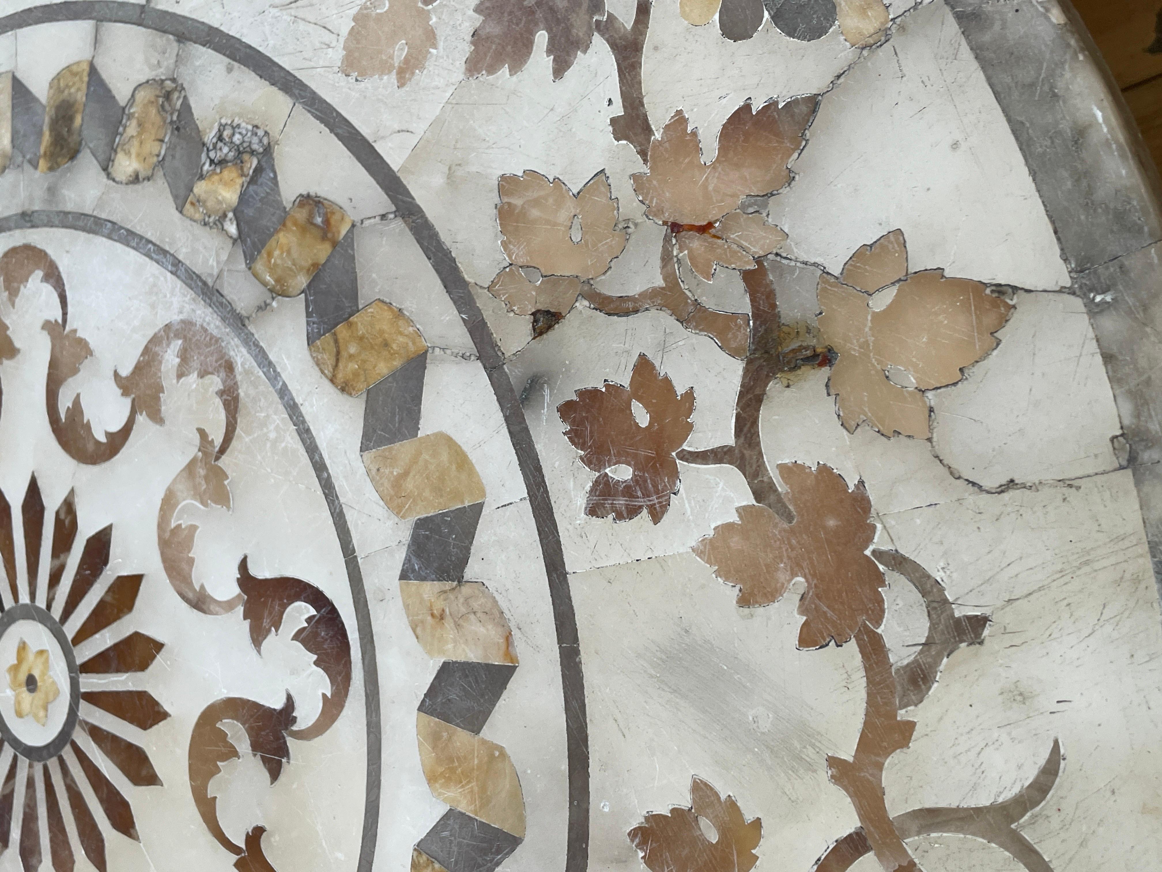 Italienischer Pietra Dura-Sockeltisch mit Intarsien aus Alabaster und Marmor aus dem 18. Jahrhundert im Zustand „Gut“ im Angebot in Houston, TX